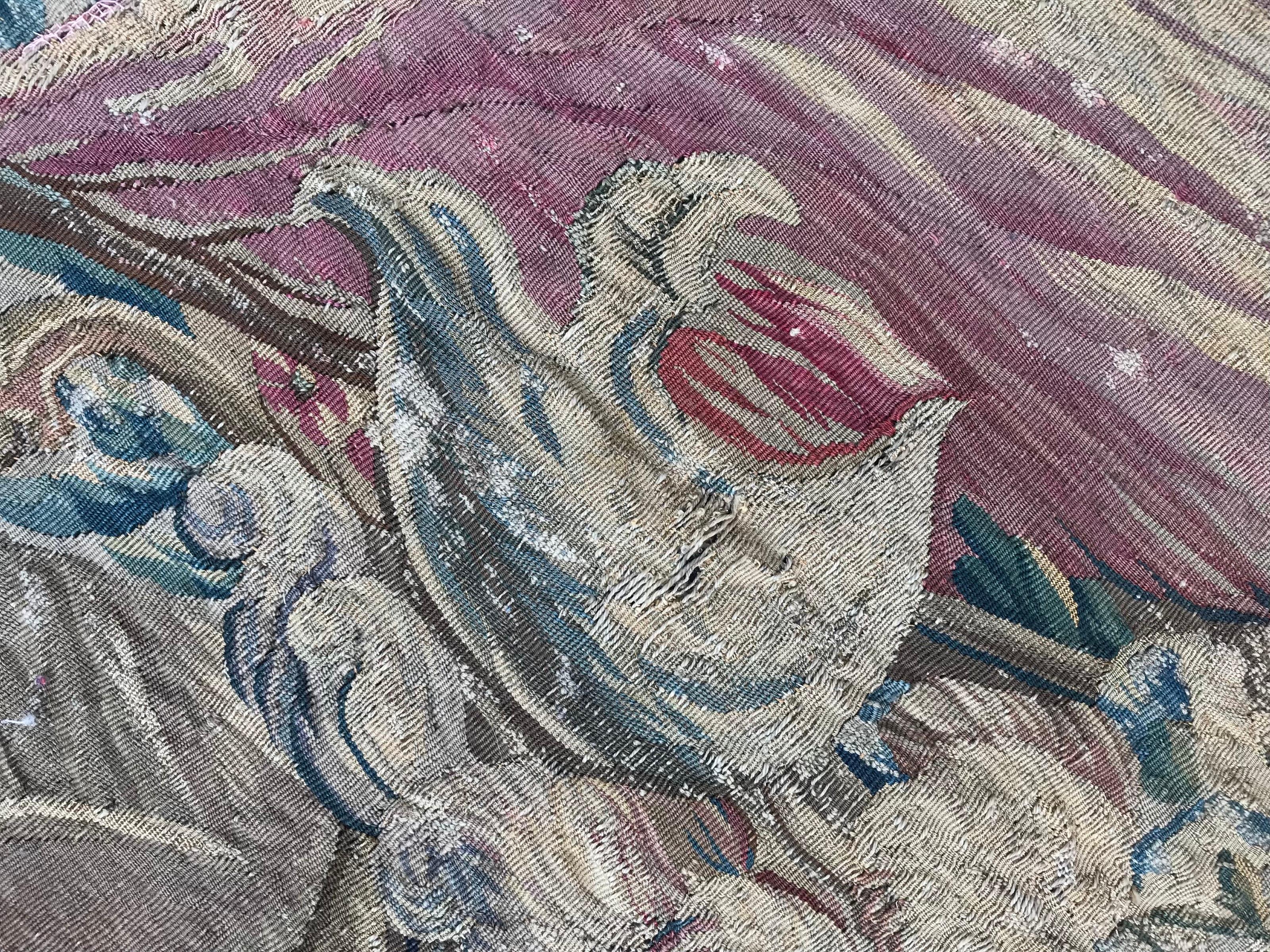 Très belle tapisserie d'Aubusson française du 18ème siècle avec un beau dessin et de belles couleurs rouge, bleu et vert, entièrement tissée à la main à la manufacture d'Aubusson avec de la laine et de la soie tissées sur une base de laine.