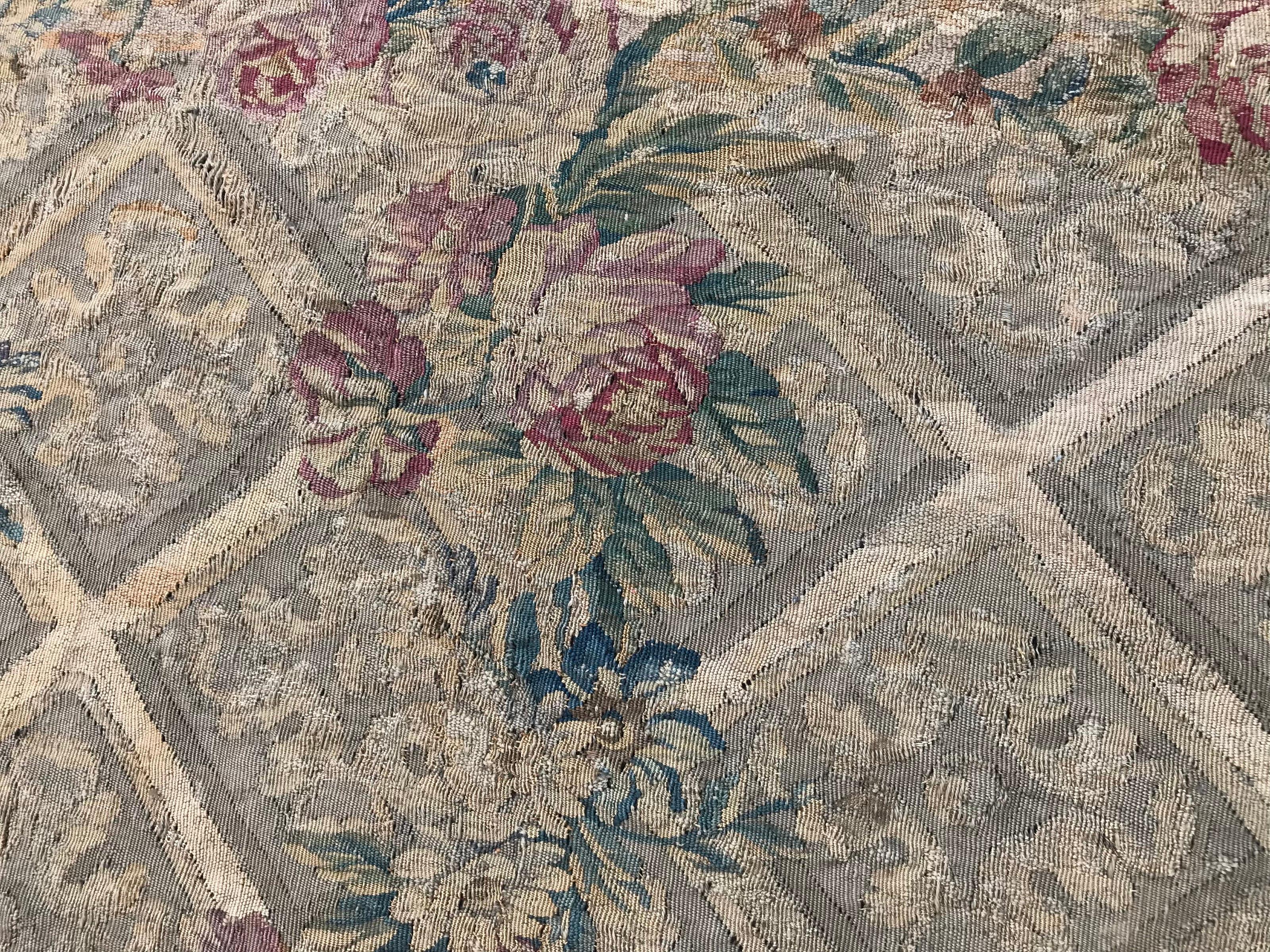 XVIIIe siècle Magnifique tapisserie ancienne d'Aubusson du 18ème siècle en vente