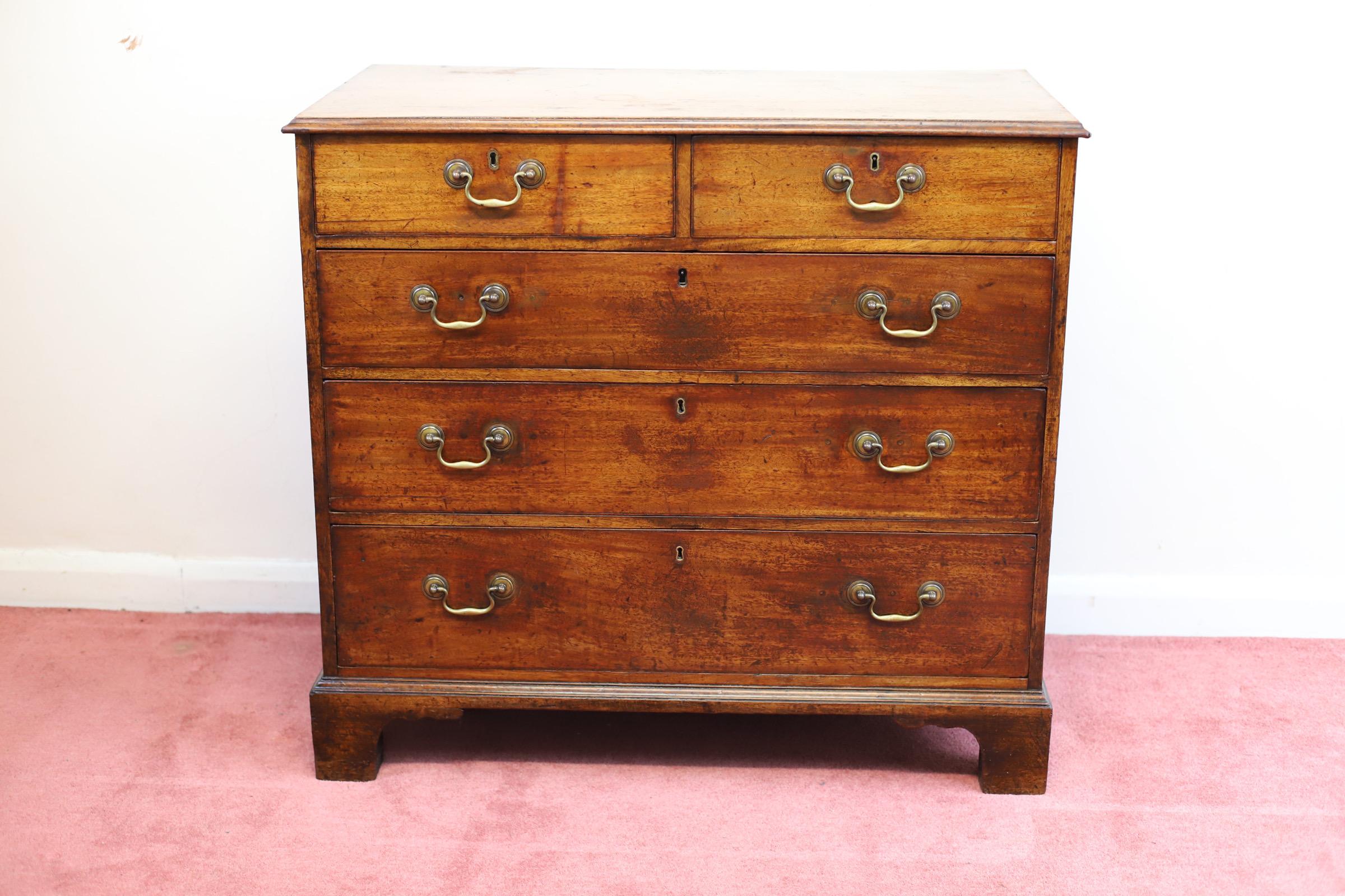 Beautiful antique 18th century chest of five drawers , made by two short and three long drawers with brass swan handles standing on shapped bracket feet .Amazing colour , patina and in original condition .
Circa 1800.

Don't hesitate to contact me