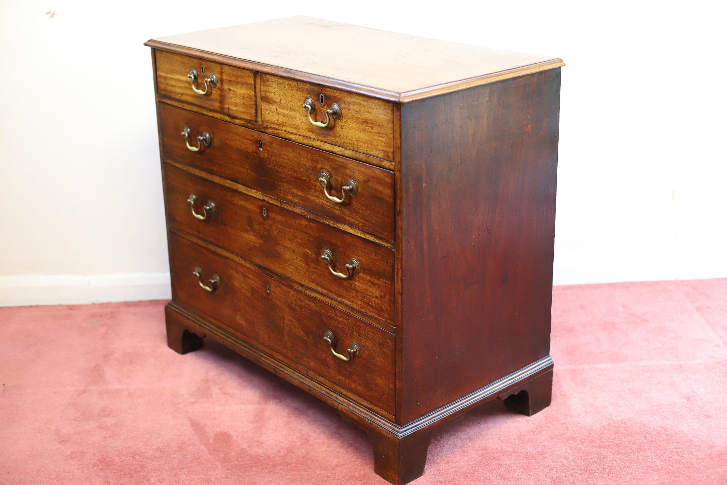 Beautiful Antique 18th Century Oak Chest Of Five Drawers  In Good Condition For Sale In Crawley, GB