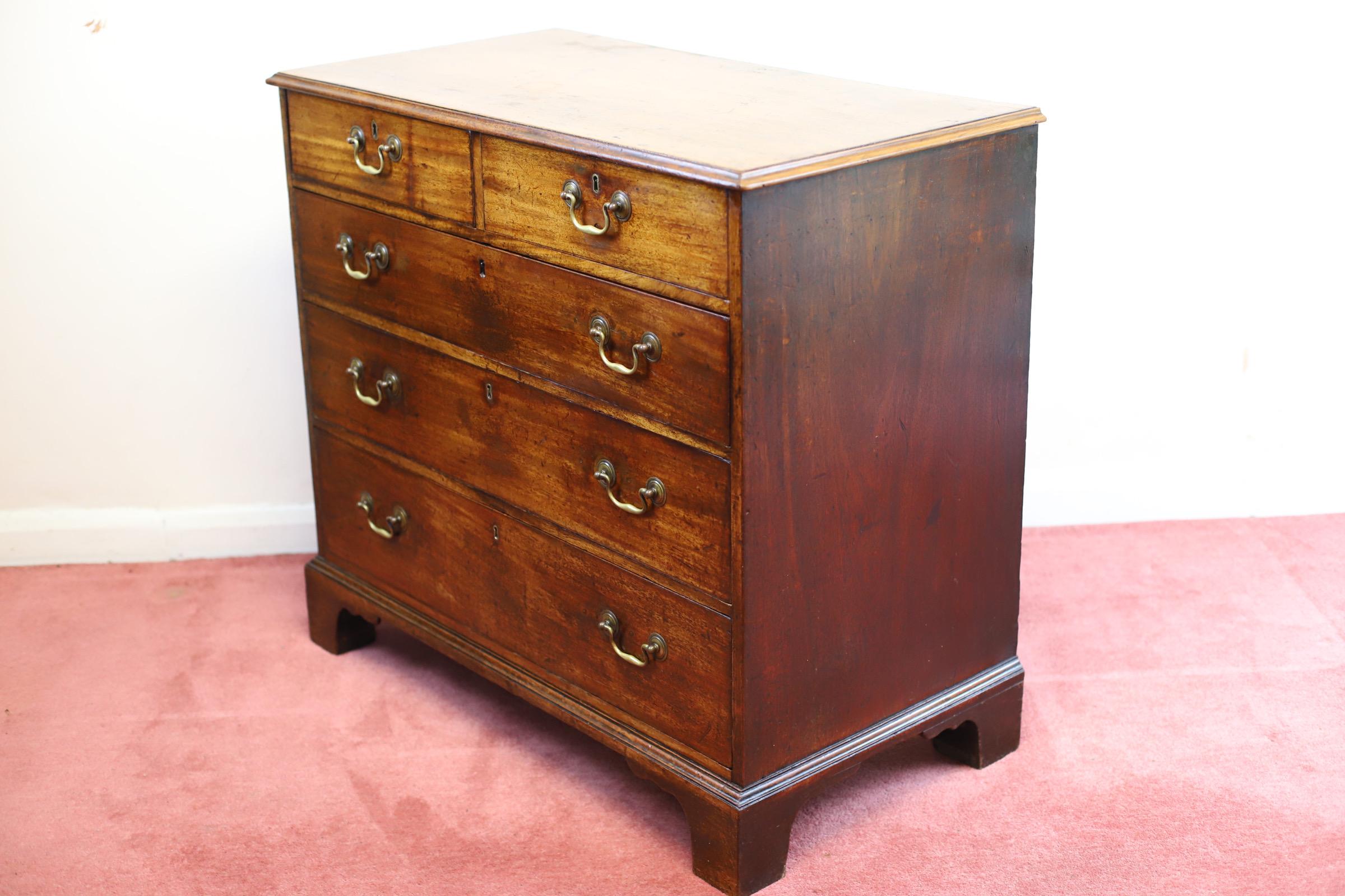 Beauty Antique 18th Century Oak Chest Of Five Drawers (Coffre à cinq tiroirs en chêne du XVIIIe siècle)  Bon état - En vente à Crawley, GB