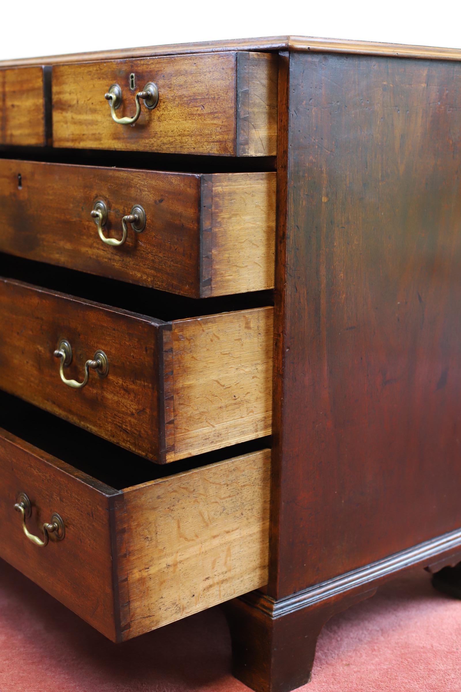 Beautiful Antique 18th Century Oak Chest Of Five Drawers  For Sale 1