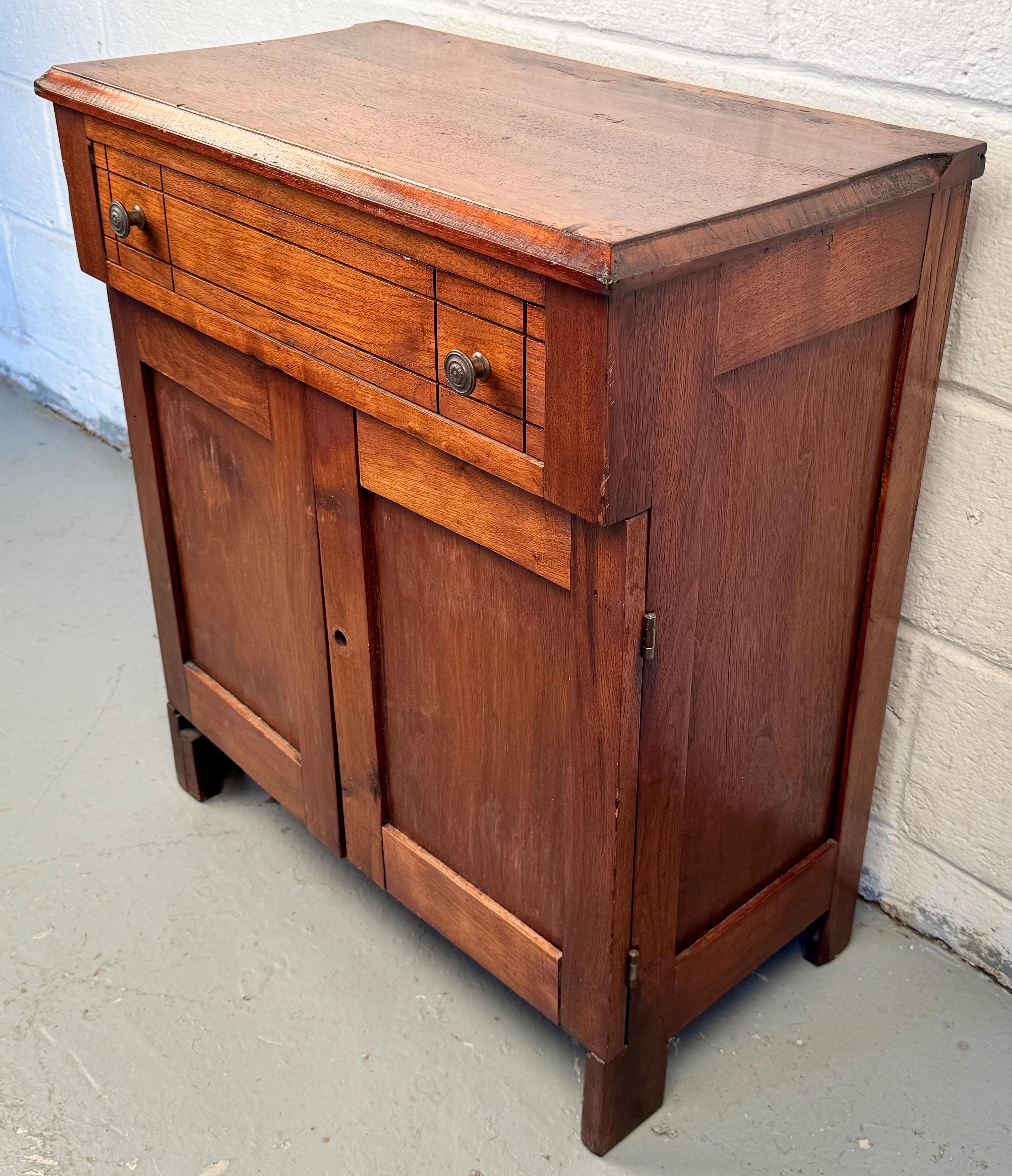 Classico americano Bellissimo lavabo antico primitivo americano del XIX secolo in vendita