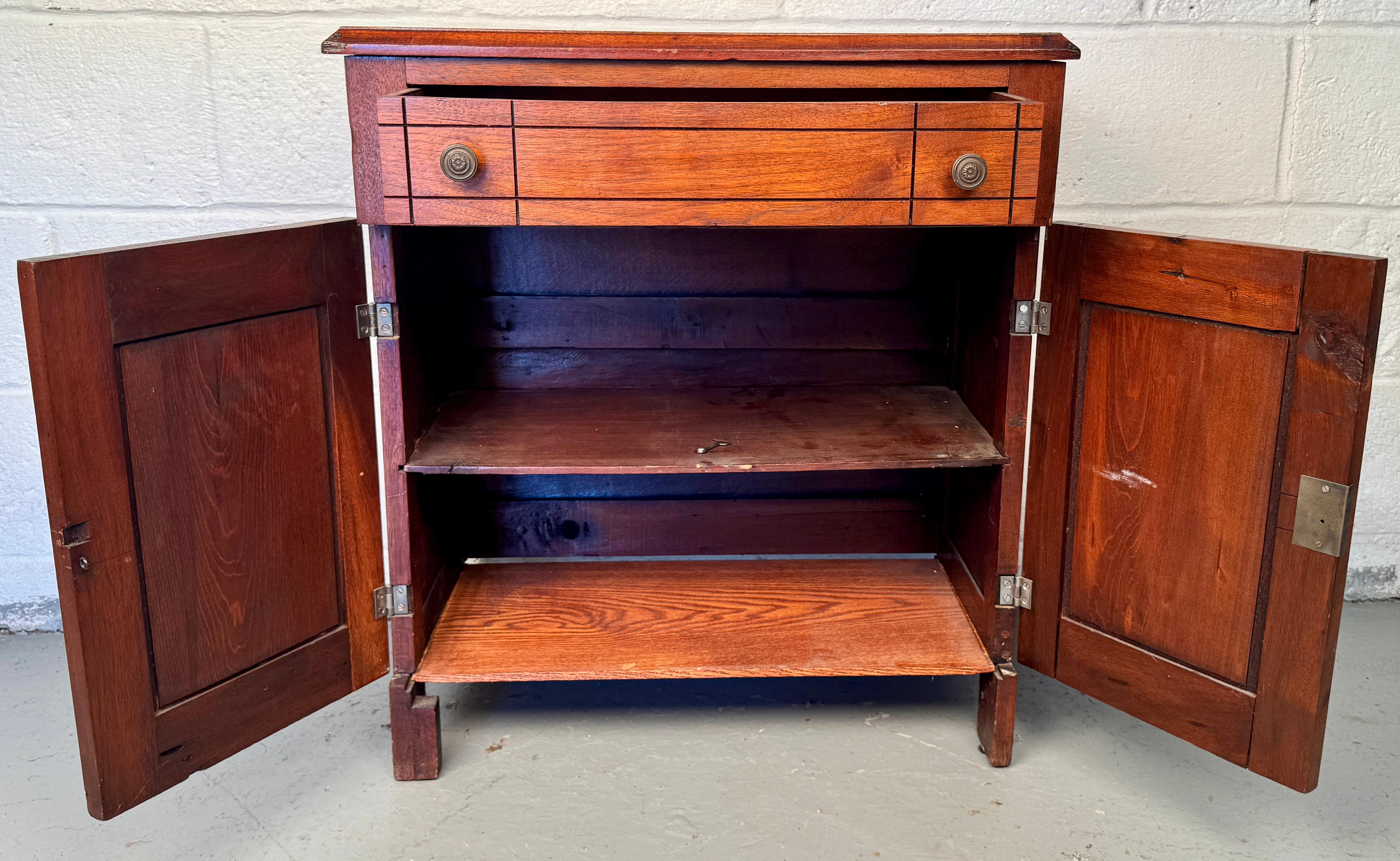 Legno Bellissimo lavabo antico primitivo americano del XIX secolo in vendita