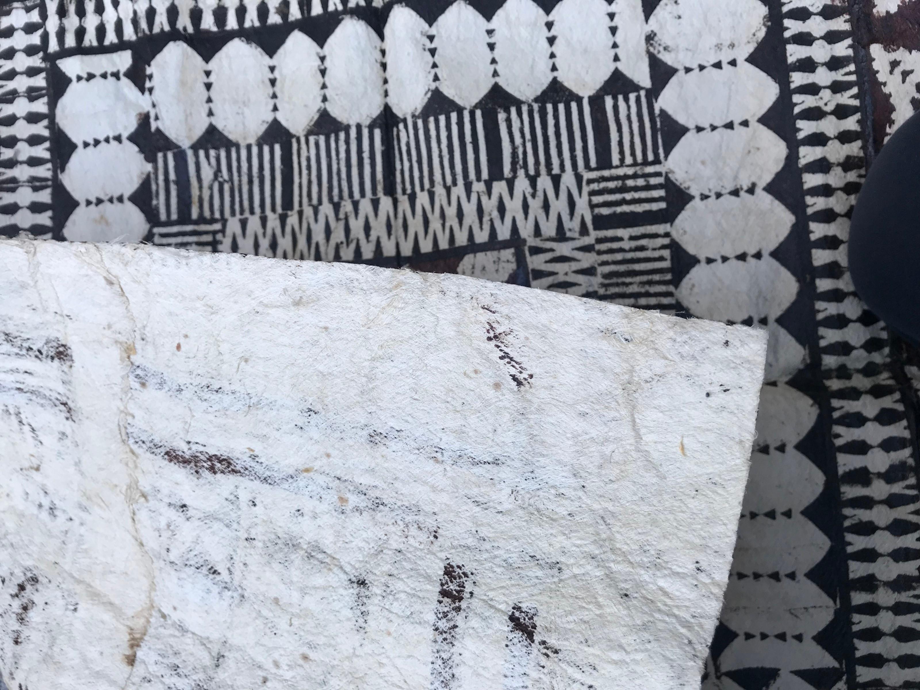 Bellissimo tappeto antico in pelle dipinta africana in vendita 2