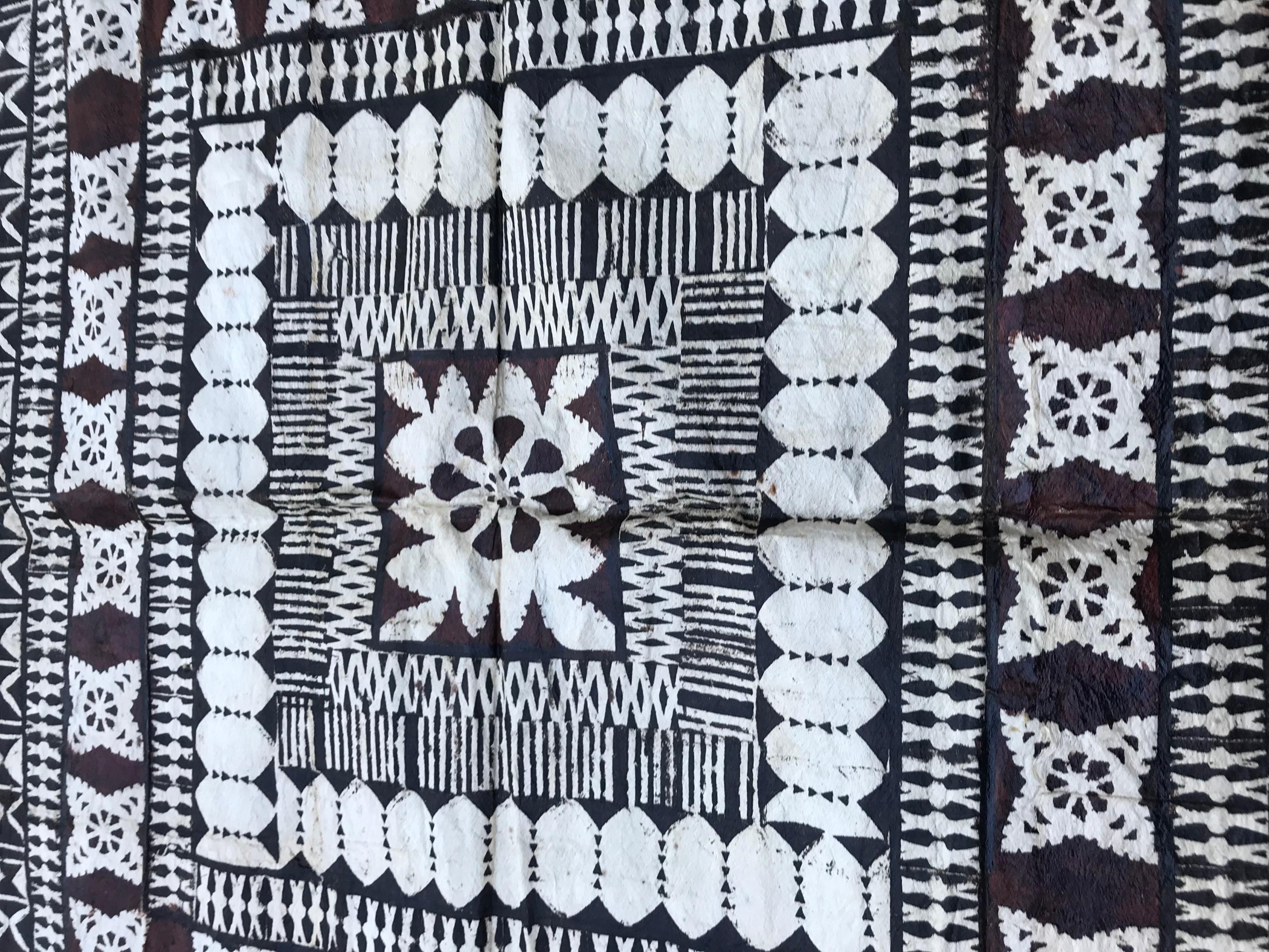 Bellissimo tappeto del XX secolo dipinto in pelle con un disegno geometrico tribale.

 