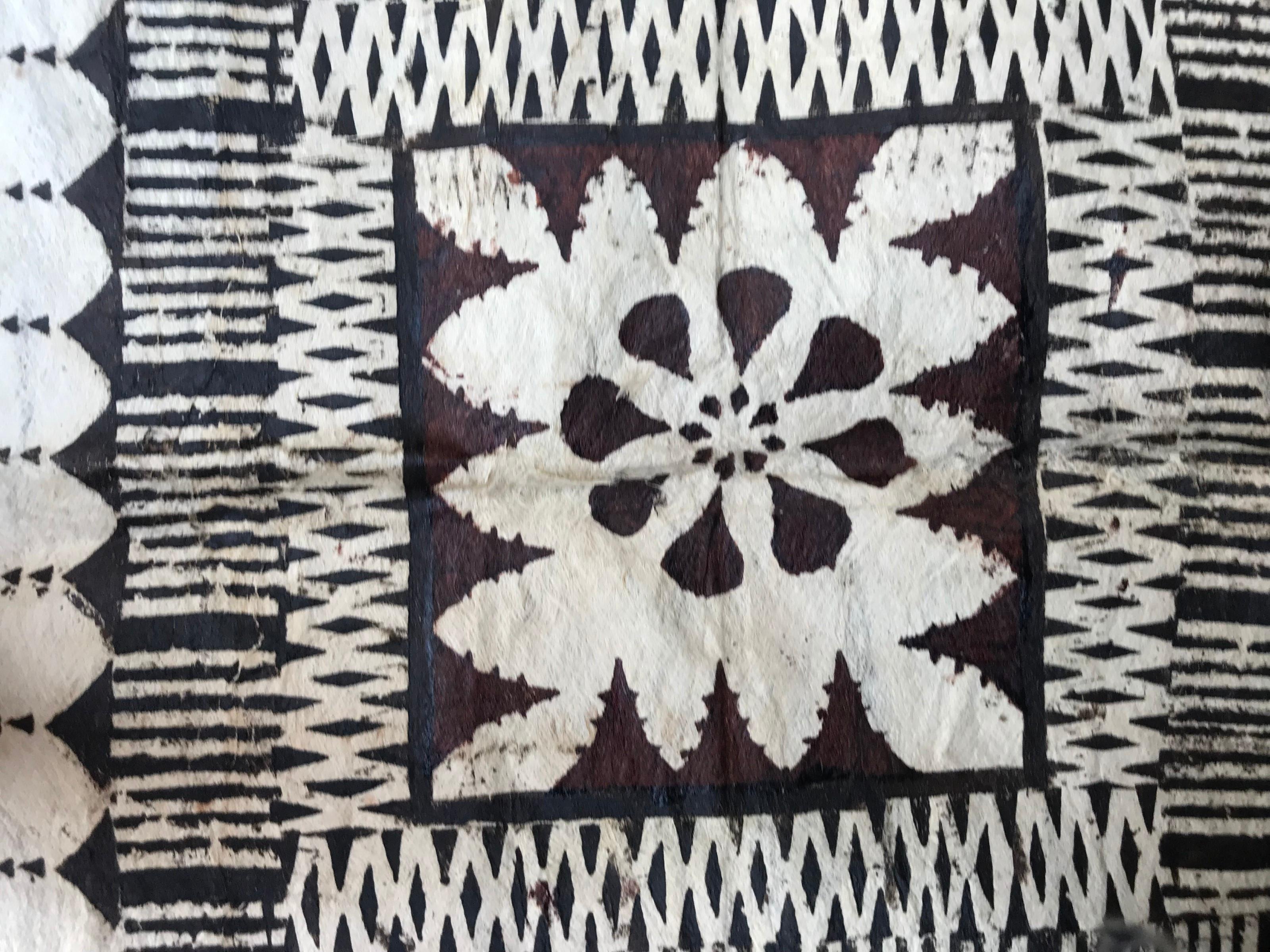 Beautiful Antique African Painted Leather Rug In Good Condition For Sale In Saint Ouen, FR