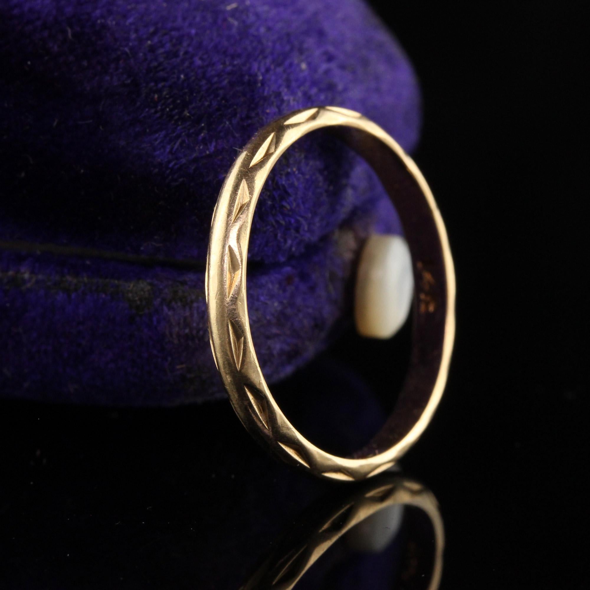 Beautiful Antique Art Deco 14K Yellow Gold Engraved Wedding Band, This beautiful In Good Condition For Sale In Great Neck, NY