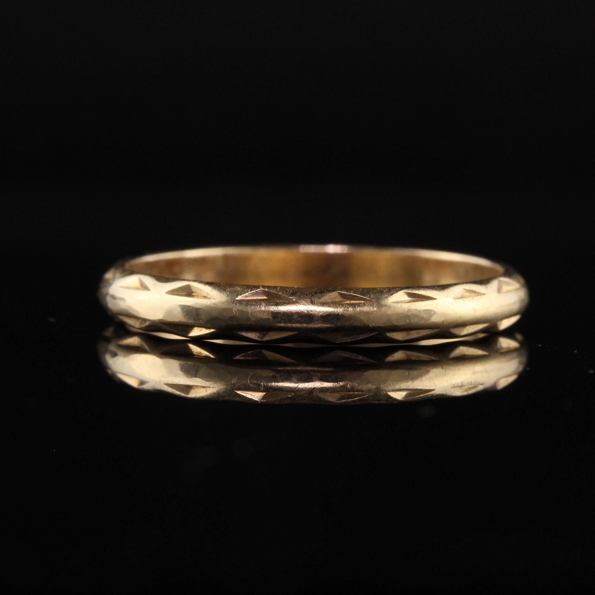 Women's Beautiful Antique Art Deco 14K Yellow Gold Engraved Wedding Band, This beautiful For Sale