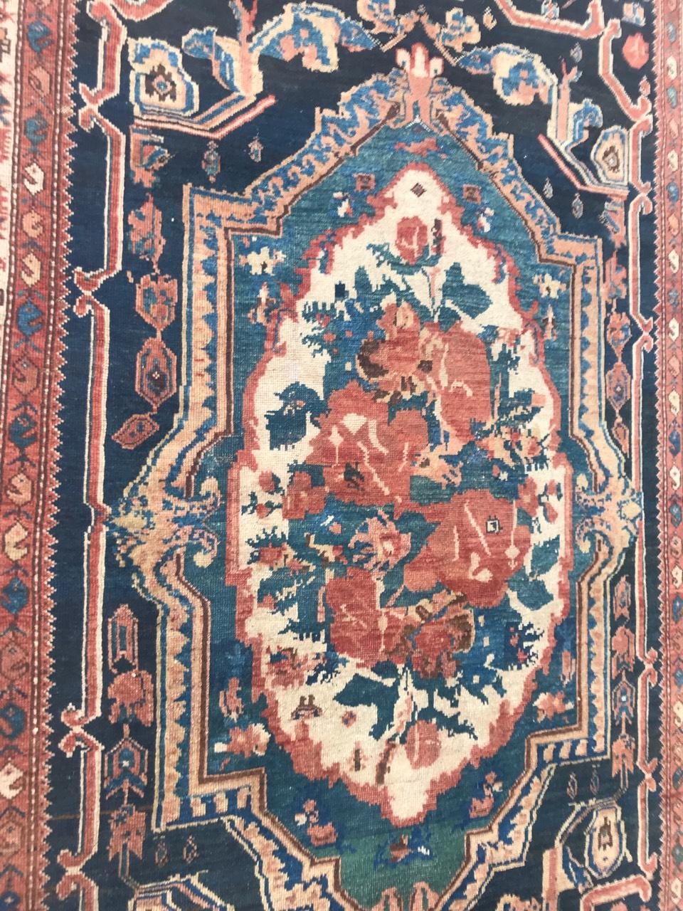 Bobyrug's Beautiful Antique Aubusson Style Mid-Eastern Rug (tapis du Moyen-Orient) en vente 7