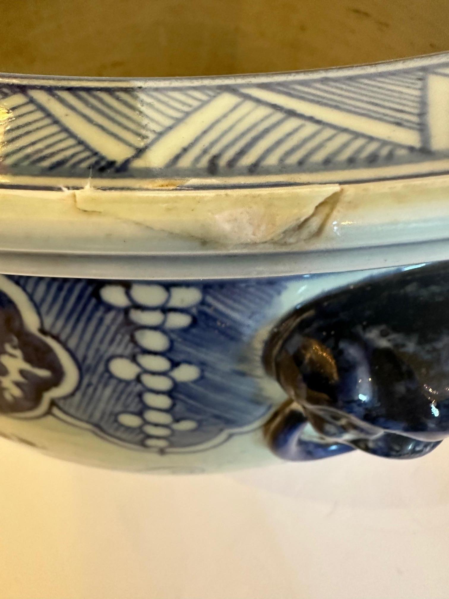 Elegante fioriera cinese blu e bianca su supporto ebanizzato con manici a forma di cane.  Può essere abbinato a un piano in vetro rotondo da utilizzare come tavolino per le bevande.
Diametro 16,5
H. H. 17