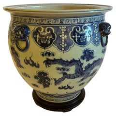 Precioso Macetero Chino Antiguo Azul y Blanco sobre Soporte de Madera
