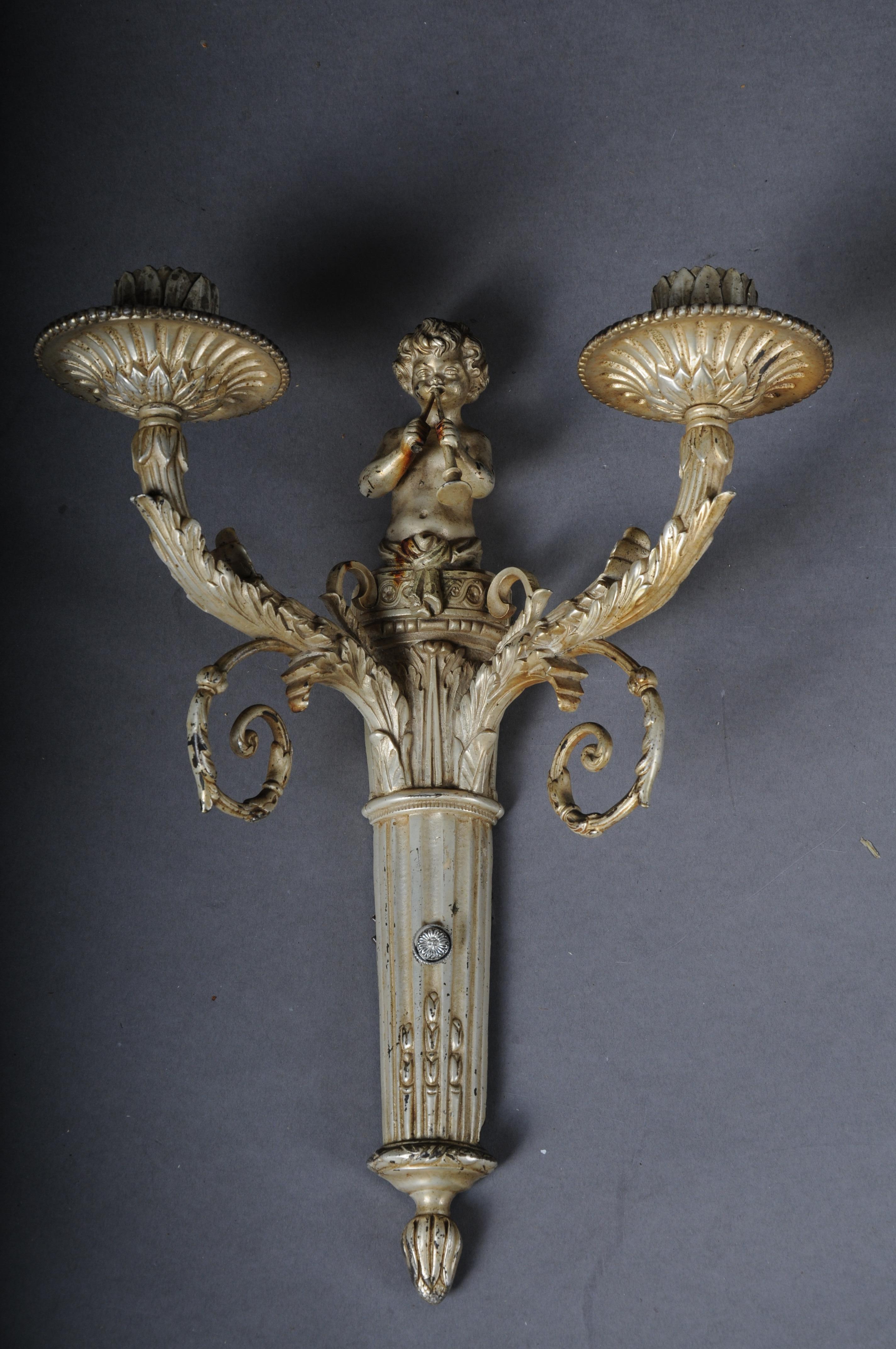 Beautiful antique bronze candle sconce from around 1880, France

Bronze, ornate and ornate, articulated with two luminous arms. If desired, the candlestick can be wired/electrified.