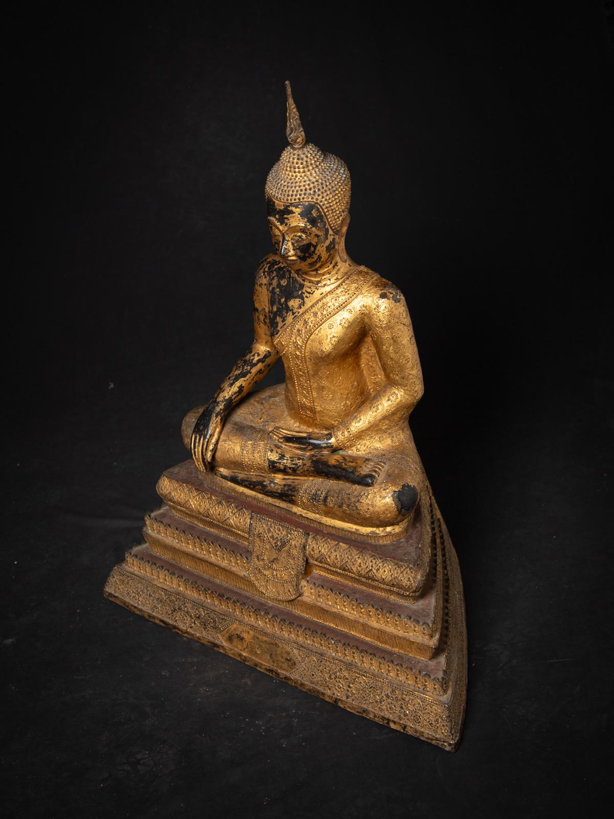 Diese **schöne antike thailändische Rattanakosin-Buddha-Statue** aus Bronze ist ein seltenes und exquisites Stück **Handwerkskunst aus der Rattanakosin-Periode** des 19. Jahrhunderts und stammt aus Thailand. Die aus **Massivbronze** gefertigte und