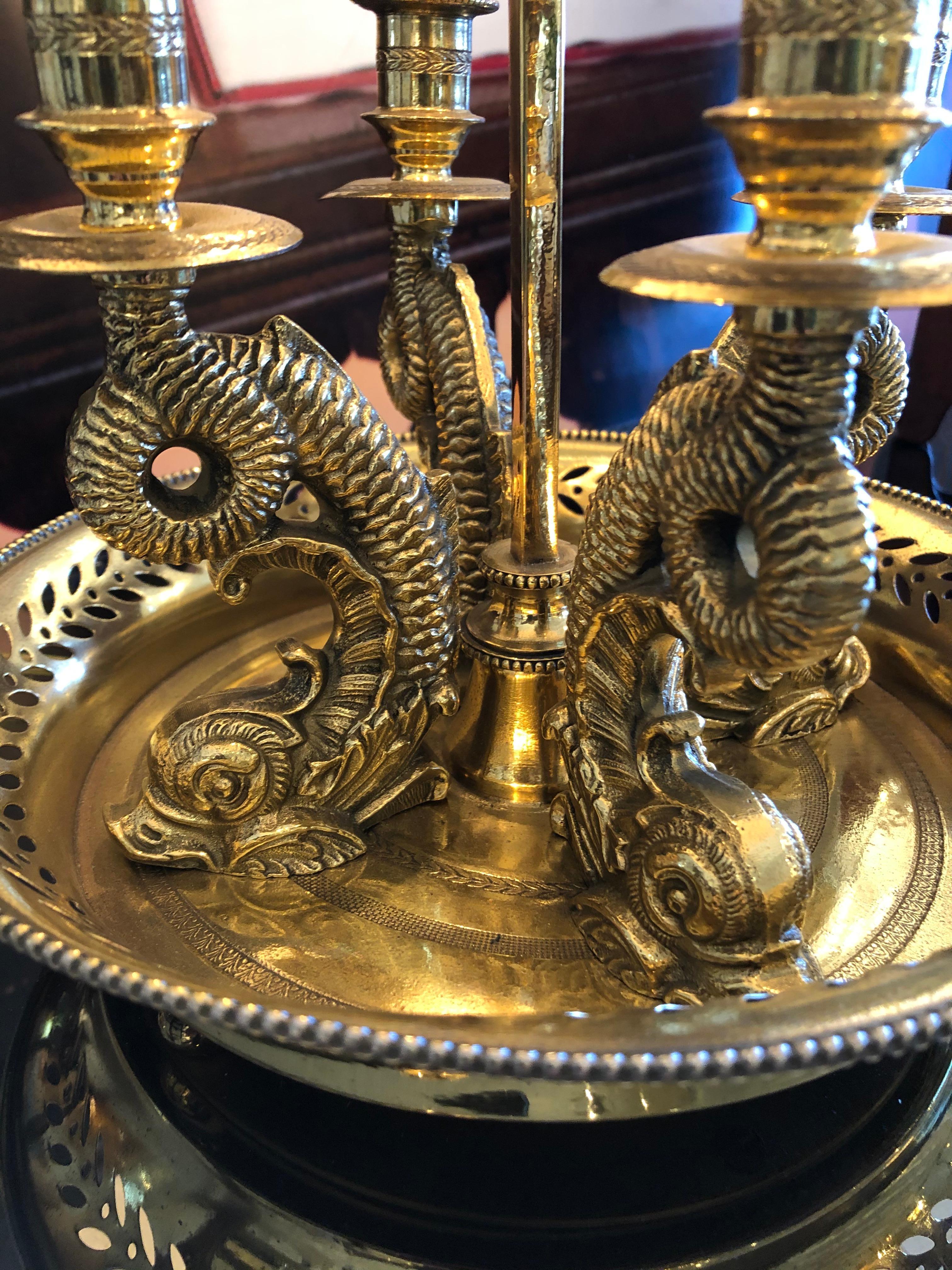 Eine wunderschöne Tischlampe im Bouillotte-Stil aus Messingguss mit verschnörkelten Schlangen, die vier Kerzenarme halten, mit originalem schwarzen Tole-Schirm.