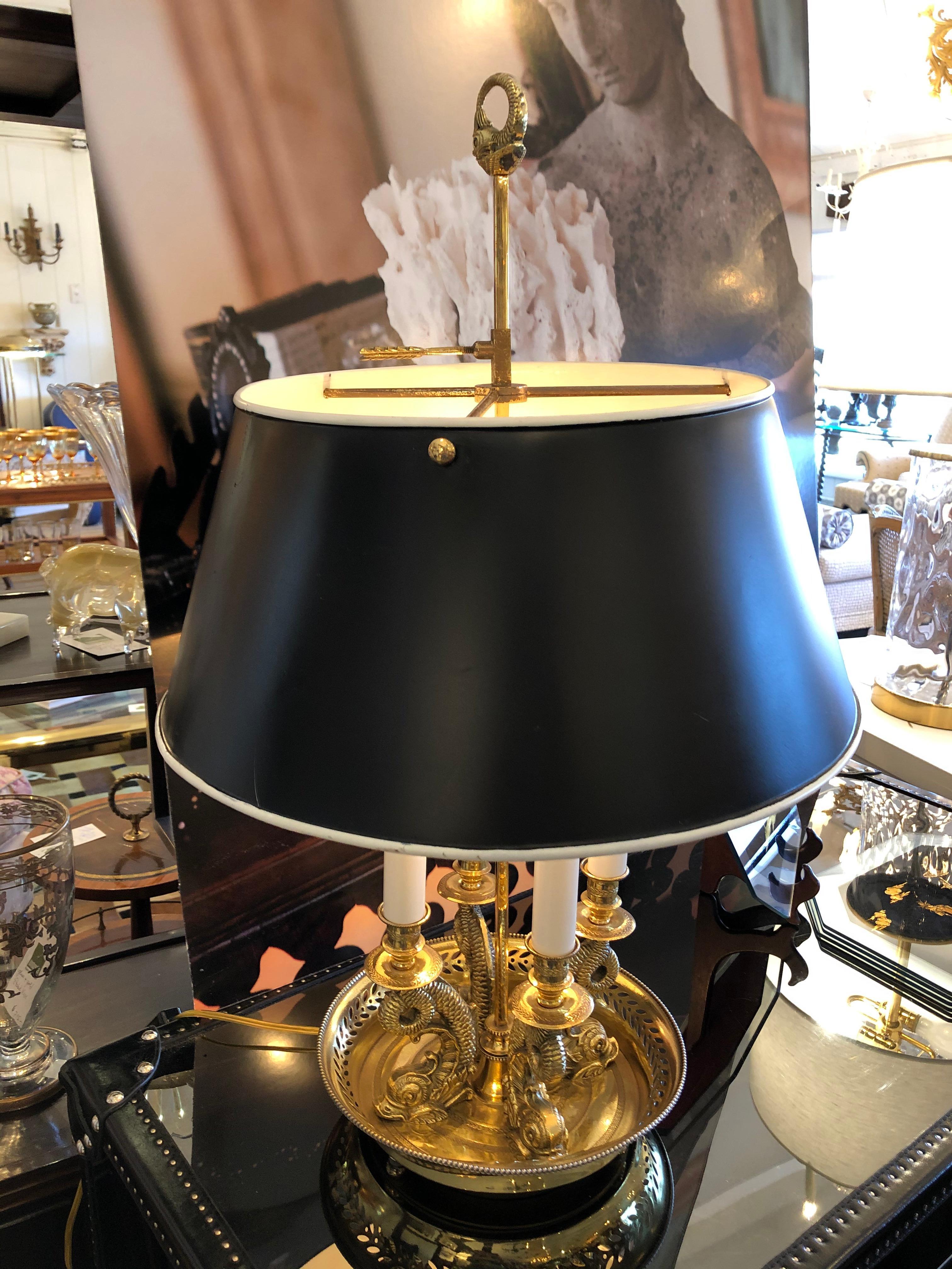 Schöne schöne antike Bouillotte-Lampe aus Messingguss mit Tole-Schirm im Angebot 1
