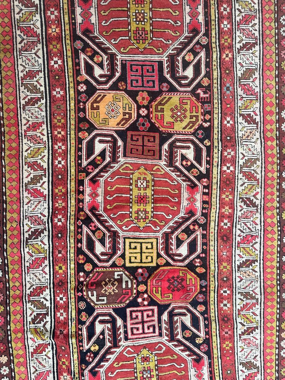 Très beau tapis caucasien Kazak de la fin du 19e siècle avec de jolis motifs géométriques décoratifs et stylisés, et de belles couleurs naturelles avec un champ brun foncé, du rouge, du jaune, du rose, du brun, du gris et du blanc, entièrement noué