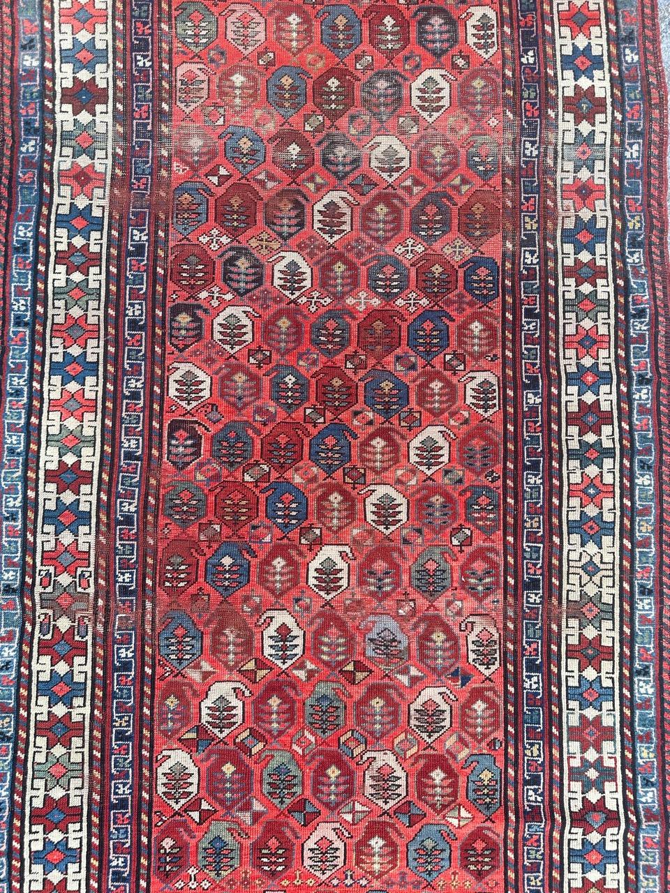 Très beau tapis caucasien Kazak de la fin du 19e siècle, avec de belles bottes blanches et des motifs stylisés, et de belles couleurs naturelles avec un champ rouge rose, bleu, rouge, rose, orange, vert et blanc dans les motifs, entièrement noué à