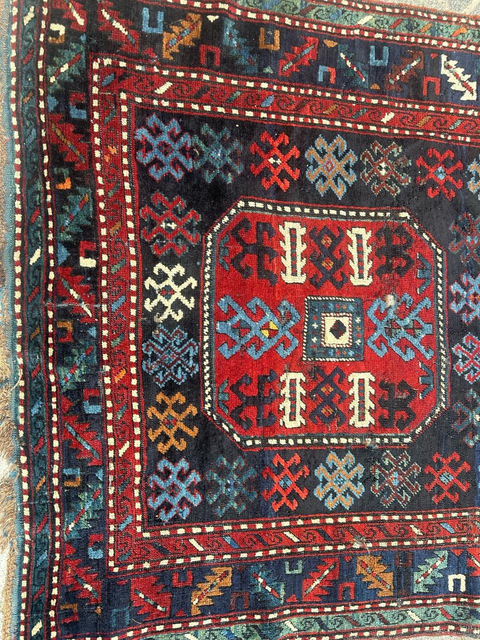 Très beau tapis caucasien Kazak de la fin du 19e siècle avec de jolis motifs géométriques décoratifs et stylisés, et de belles couleurs naturelles avec un champ bleu foncé, du rouge, du jaune, du brun, de l'orange, du bleu, du vert et du blanc,