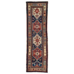 Magnifique tapis de couloir caucasien ancien de type Kazak