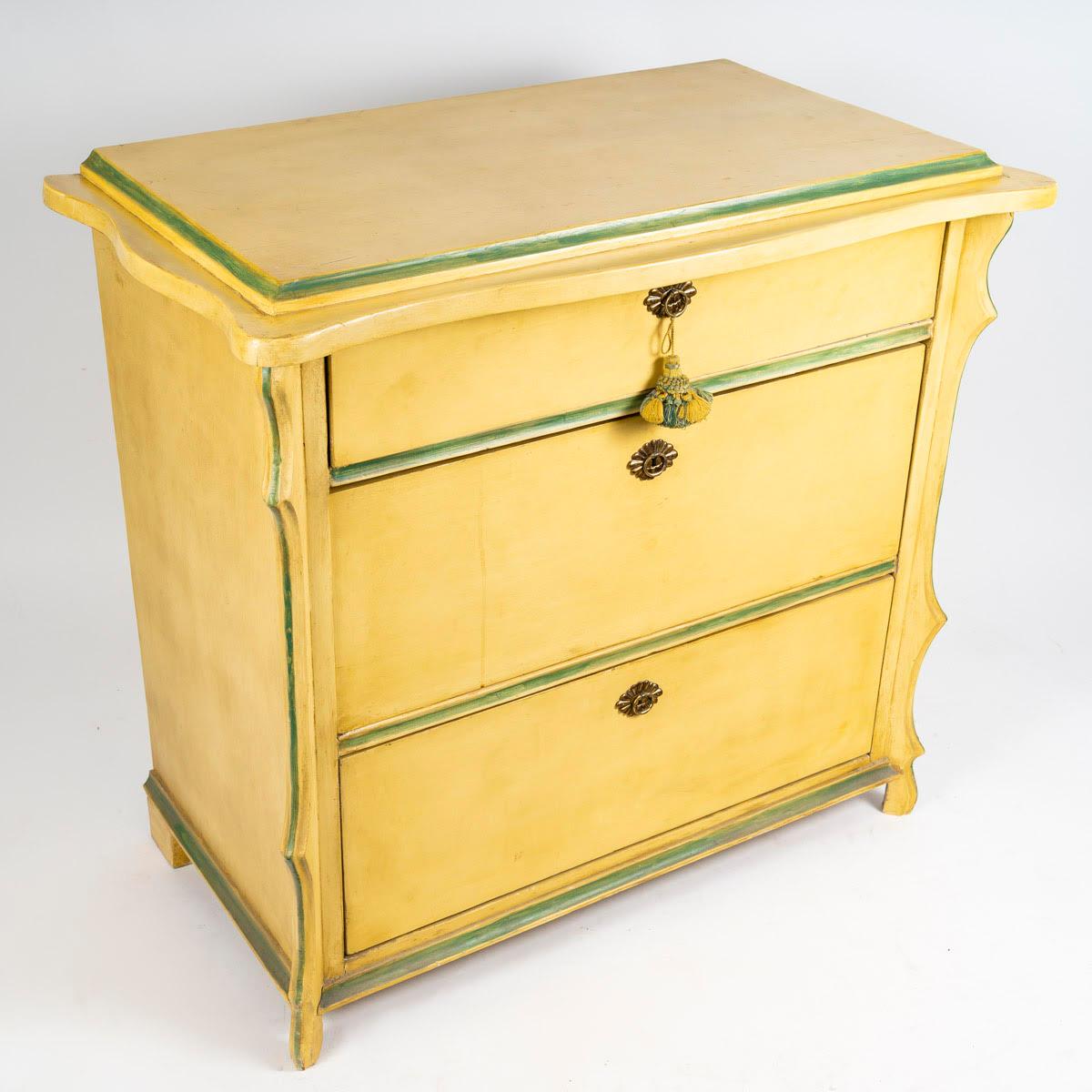Schöne antike Kommode, frühes 20. Jahrhundert, im Stil von Napoleon III.

Antike Kommode aus Massivholz im Stil von Napoleon III, Anfang des 20. Jahrhunderts, antike Montage, lackiert und patiniert.
H: 91cm, B: 97cm, T: 54cm