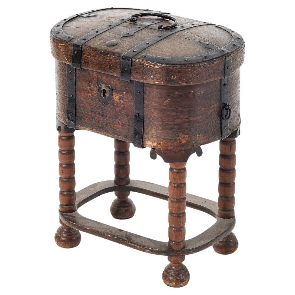 Preciosa Arqueta Antigua sobre Pedestal, Metalistería, Siglo XIX