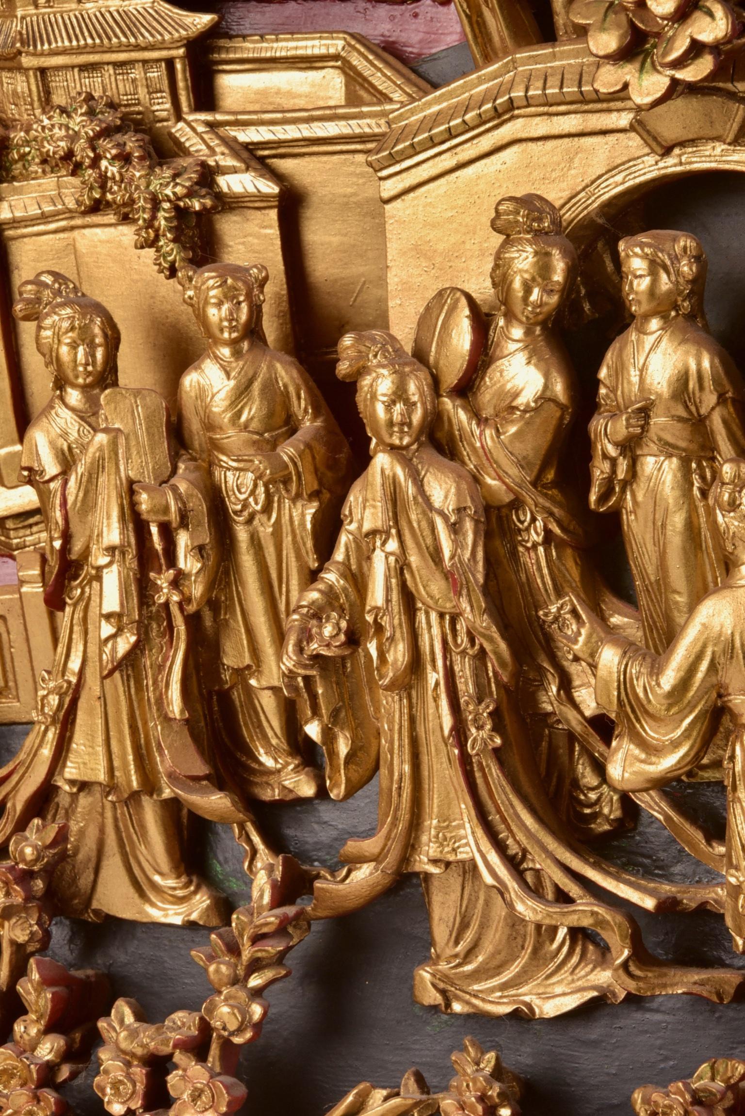 Beautiful antique Chinese Gold Gilt Hand Carved Wooden Wall Panel In Good Condition In Ulestraten, Limburg