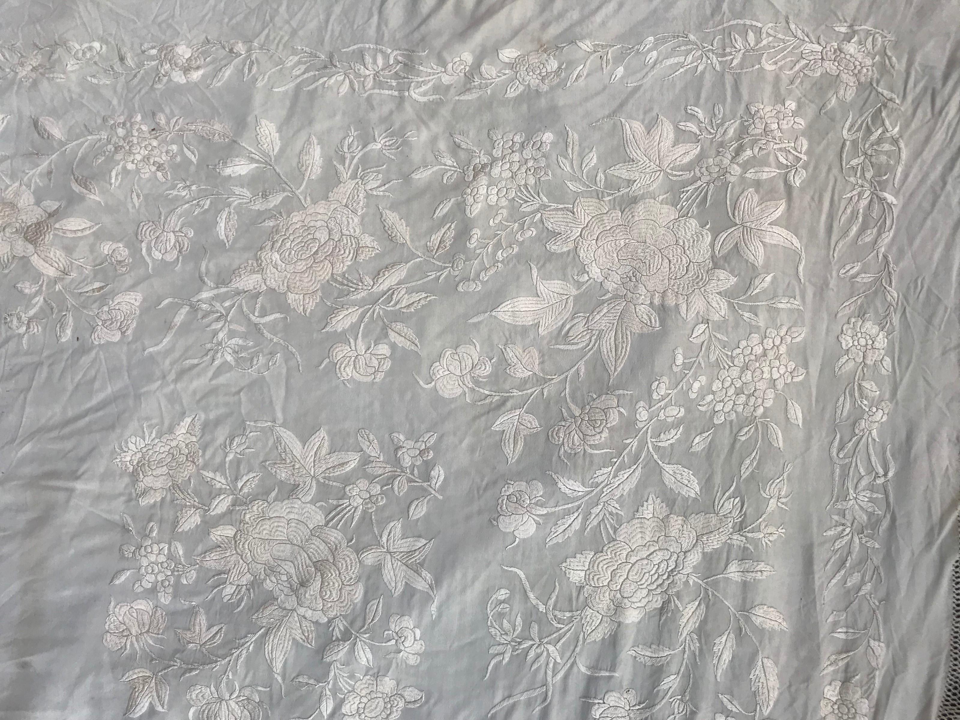 Beautiful Antique Chinese Manila Embroidered Shawl In Good Condition In Saint Ouen, FR