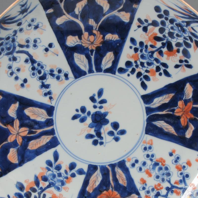 Precioso Cargador Antiguo de Porcelana China Periodo Kangxi Imari, Siglo XVIII en Bueno estado para la venta en Amsterdam, Noord Holland