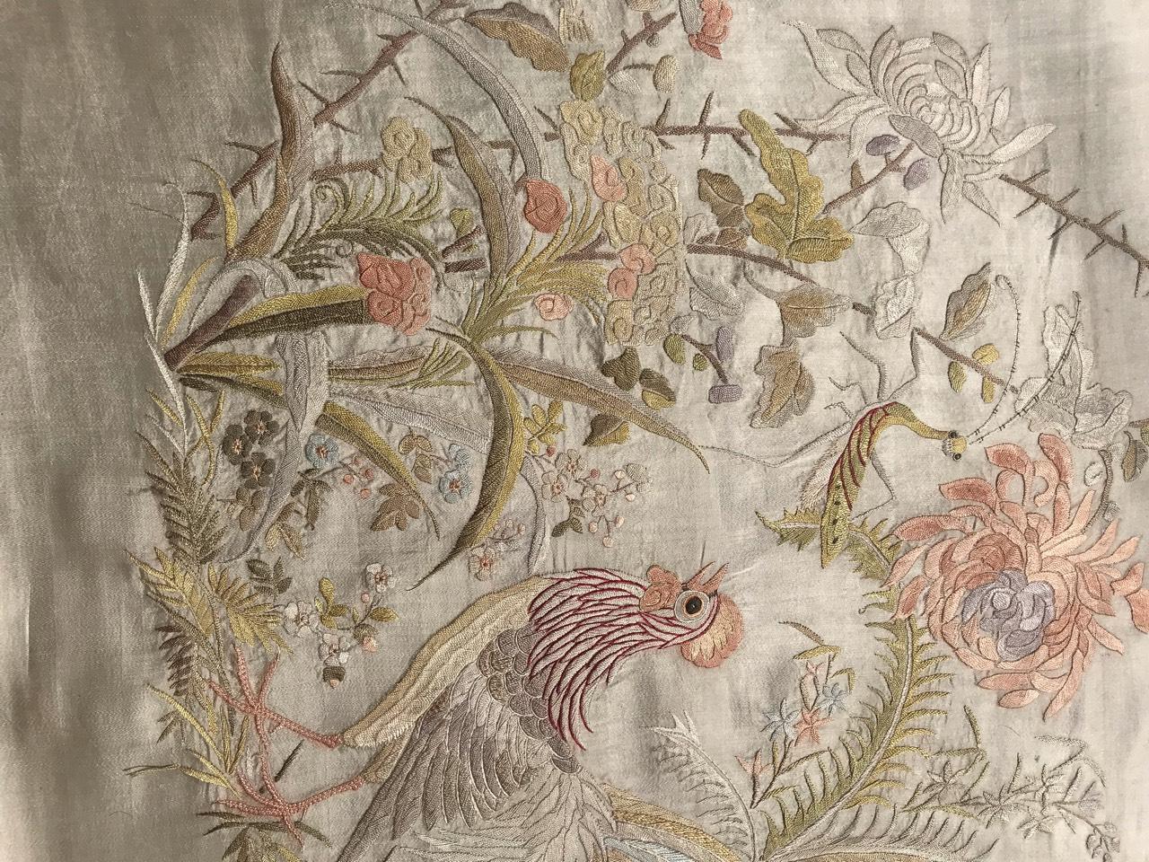 Little Chinese embroidery early 20th century entirely hand embroidered with silk on silk foundation.