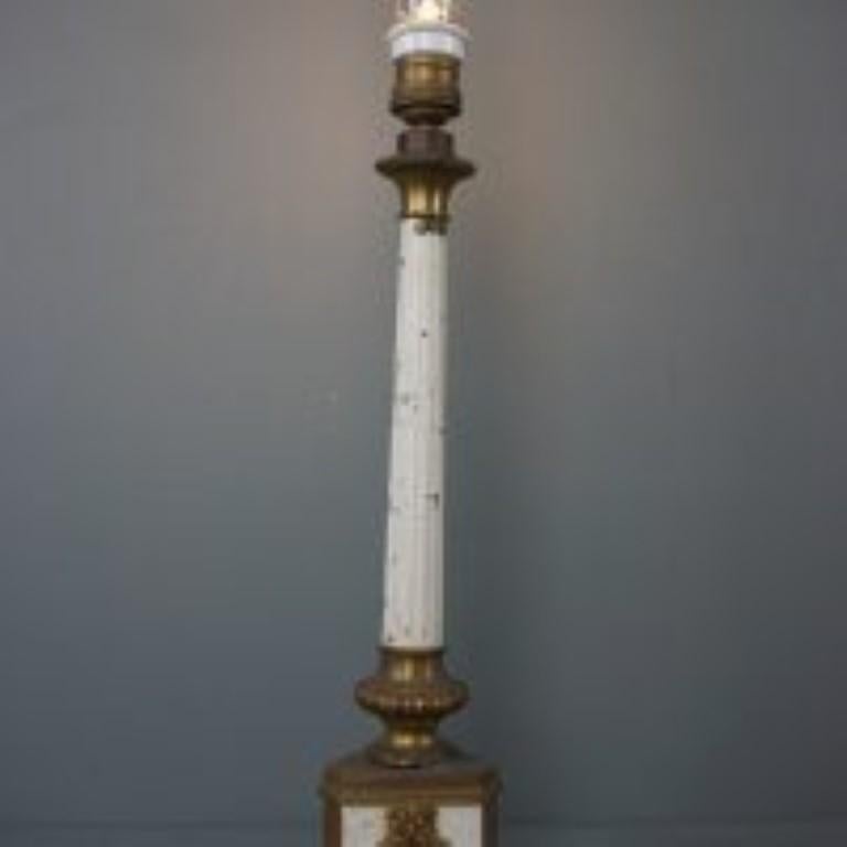 Nous vous proposons cette lampe aux formes magnifiques, à la couleur chic et à l'allure élégante.

Cette très belle lampe ancienne a une forme classique élégante avec de beaux détails dorés.

Ce luminaire est doté d'un raccord E27 (la source