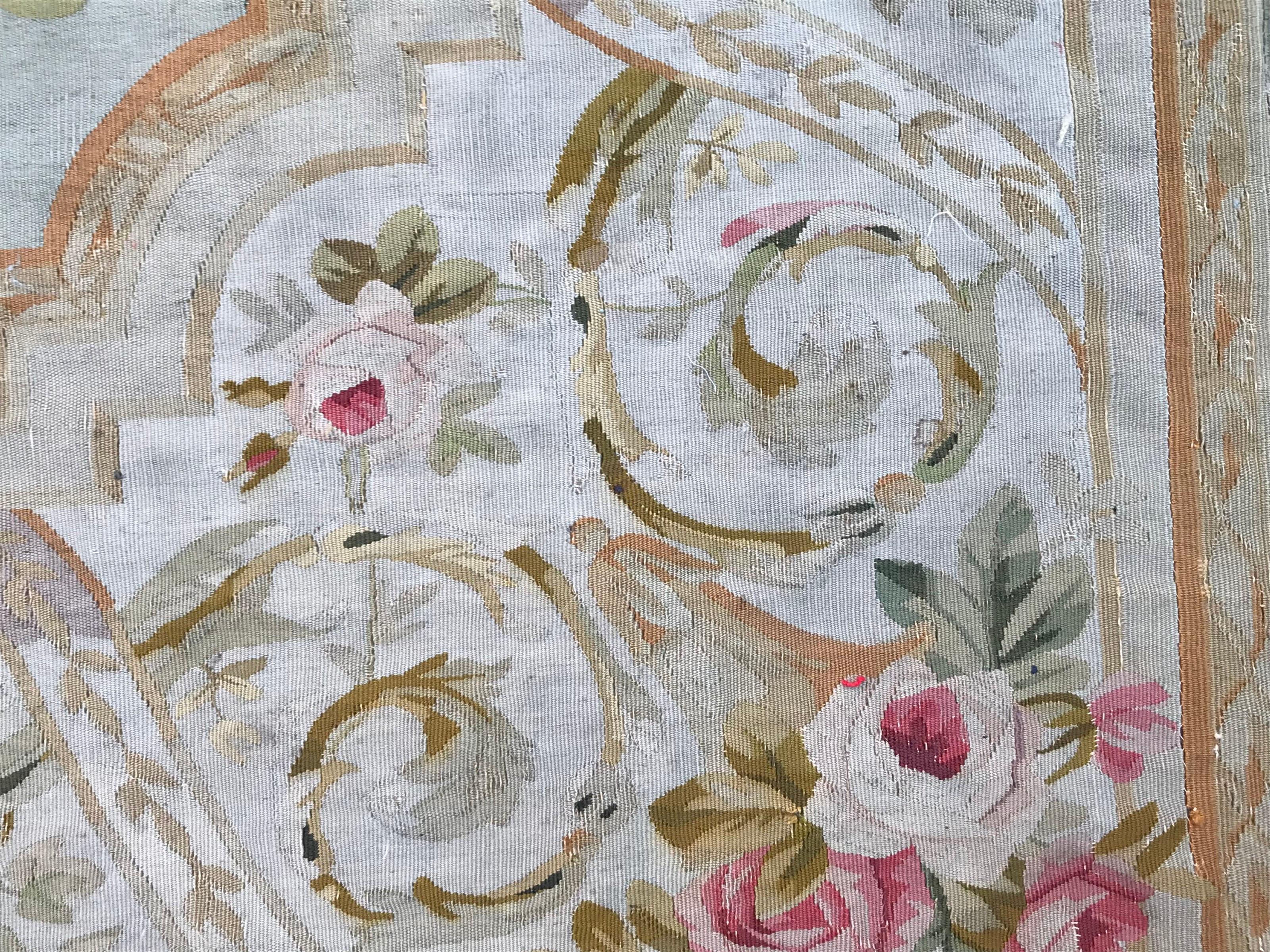 Beautiful Antique Damaged French Aubusson Rug In Distressed Condition In Saint Ouen, FR