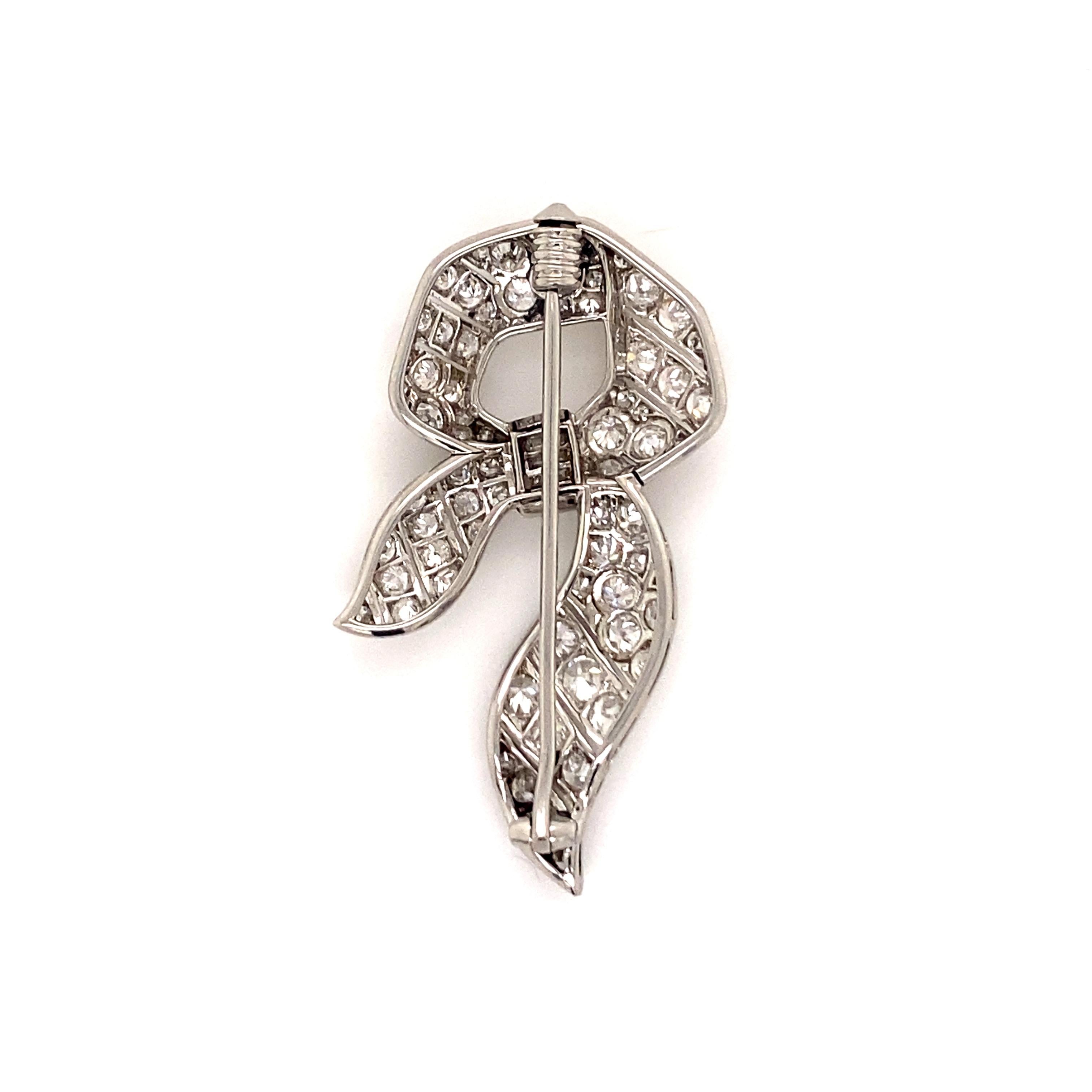 Beauty Antique Diamond Platinum Ribbon Brooch (Broche ruban en platine avec diamants) en vente 3