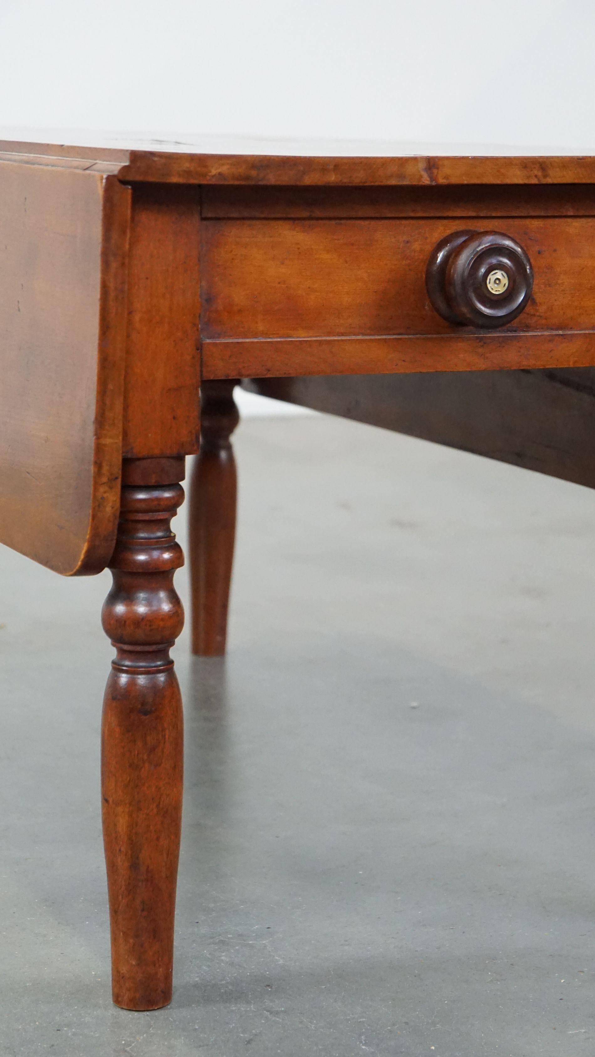 Magnifique table basse ancienne à feuilles tombantes avec 1 tiroir et 2 feuilles pliantes en vente 4