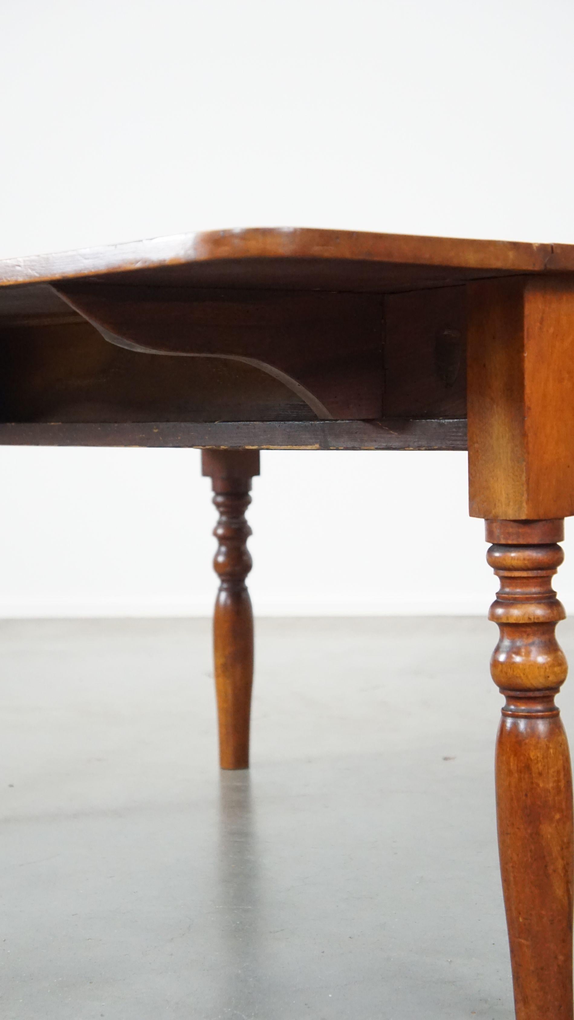 Magnifique table basse ancienne à feuilles tombantes avec 1 tiroir et 2 feuilles pliantes en vente 5