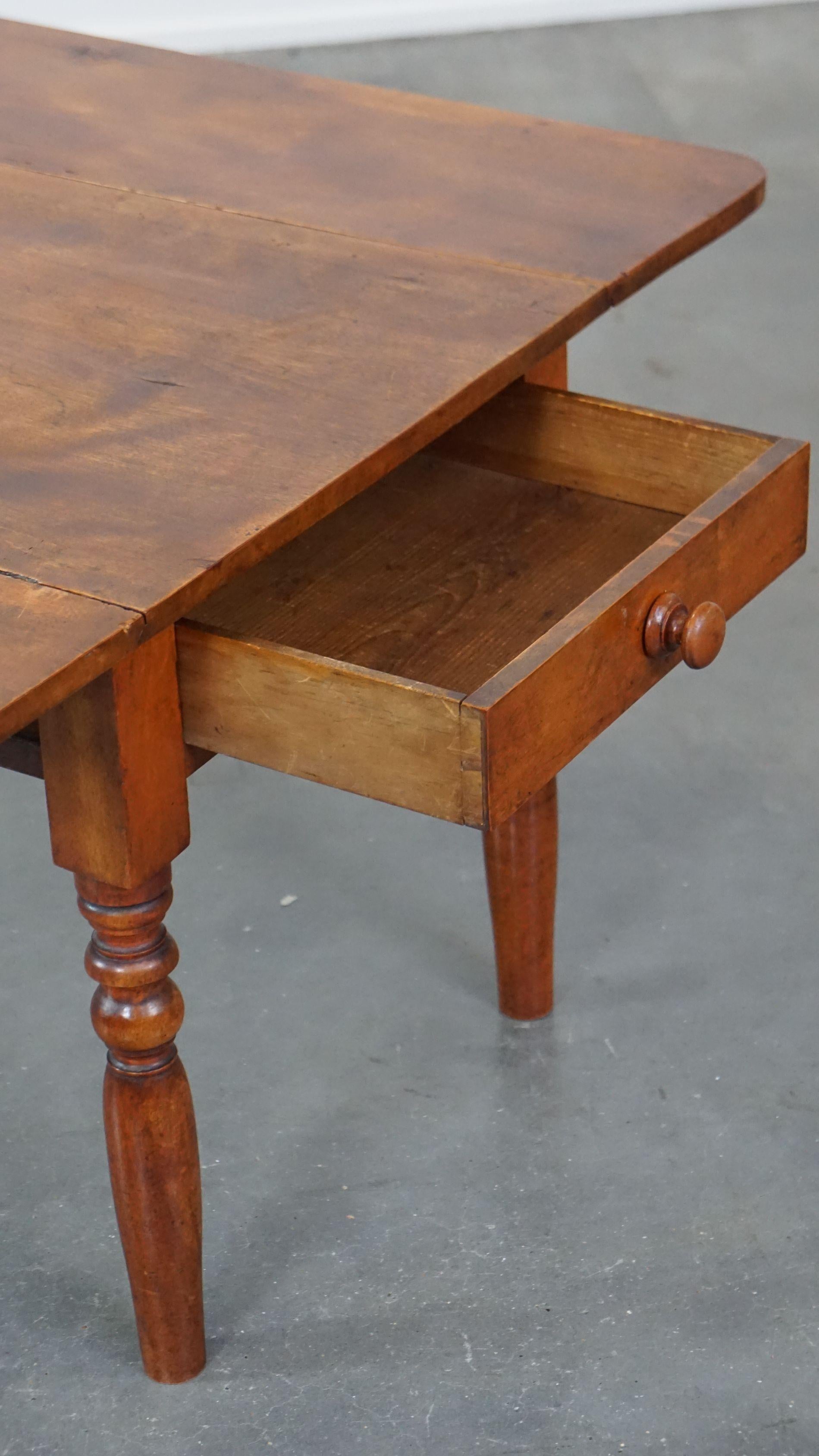 Magnifique table basse ancienne à feuilles tombantes avec 1 tiroir et 2 feuilles pliantes en vente 7