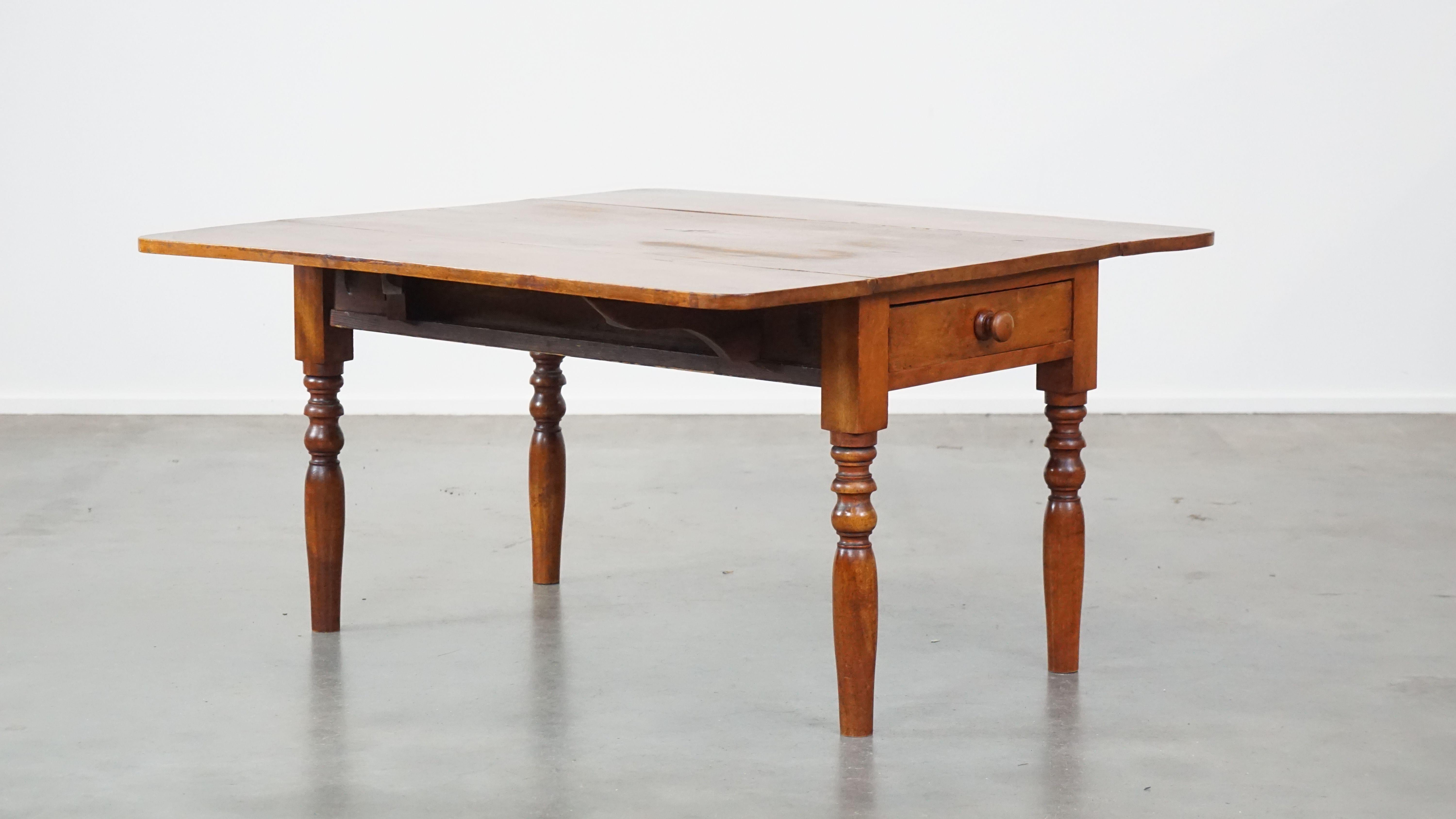Cette belle table basse antique à feuilles tombantes est un régal pour les yeux et peut facilement s'intégrer dans presque tous les intérieurs. Il ne s'agit pas seulement d'une pièce remarquable, mais elle présente également l'avantage pratique d'un