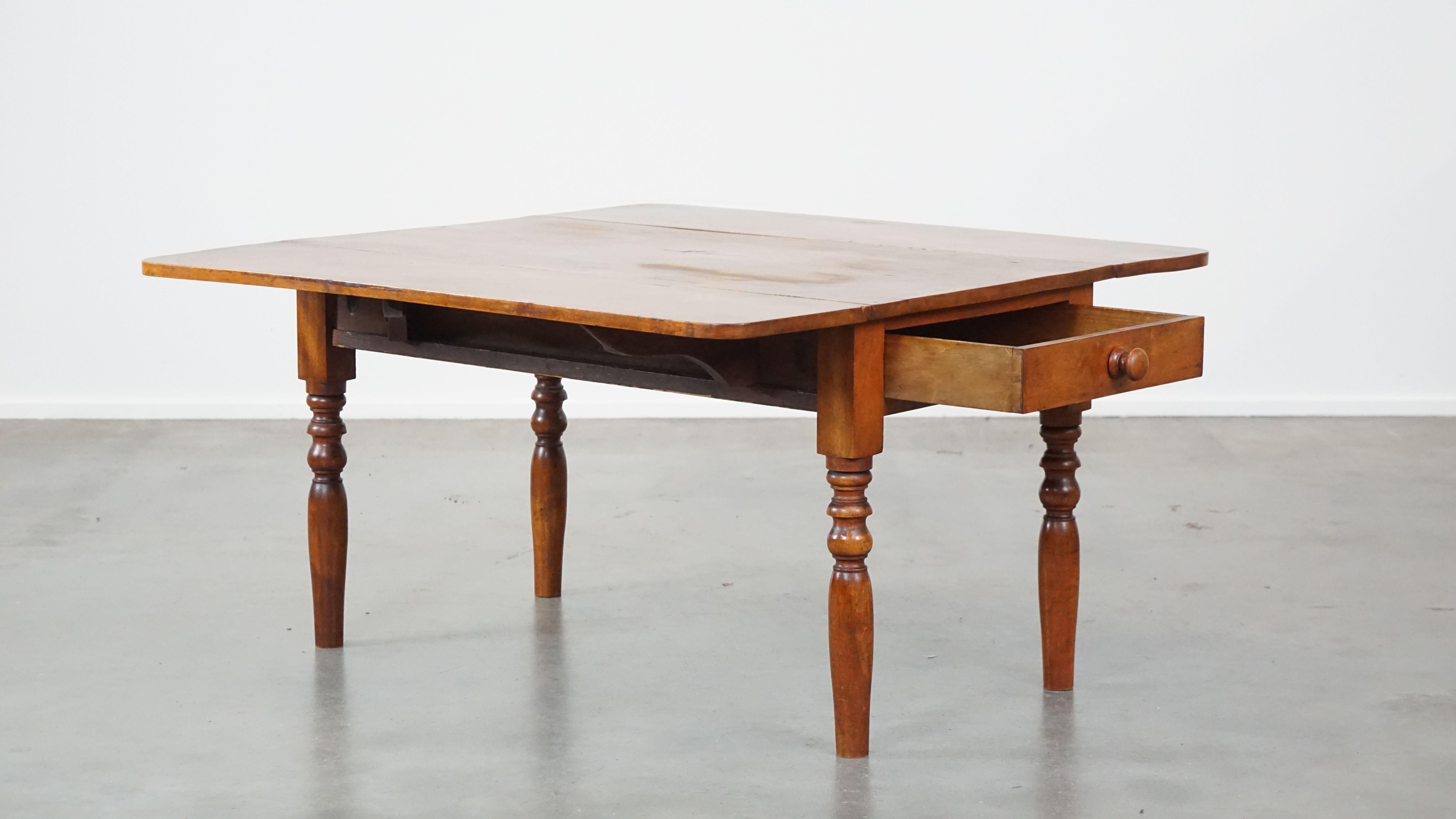 Fait main Magnifique table basse ancienne à feuilles tombantes avec 1 tiroir et 2 feuilles pliantes en vente