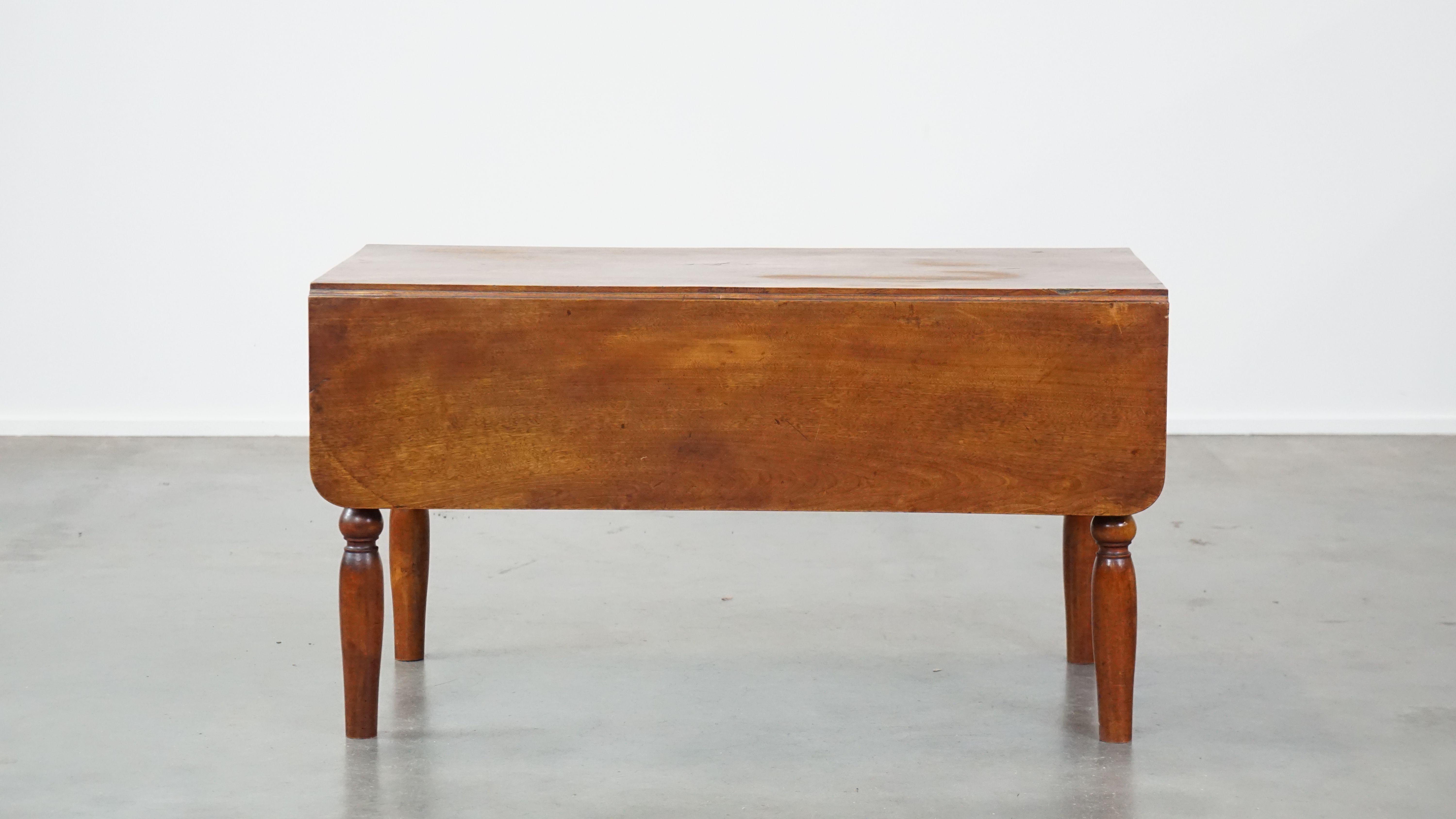 Magnifique table basse ancienne à feuilles tombantes avec 1 tiroir et 2 feuilles pliantes Bon état - En vente à Harderwijk, NL