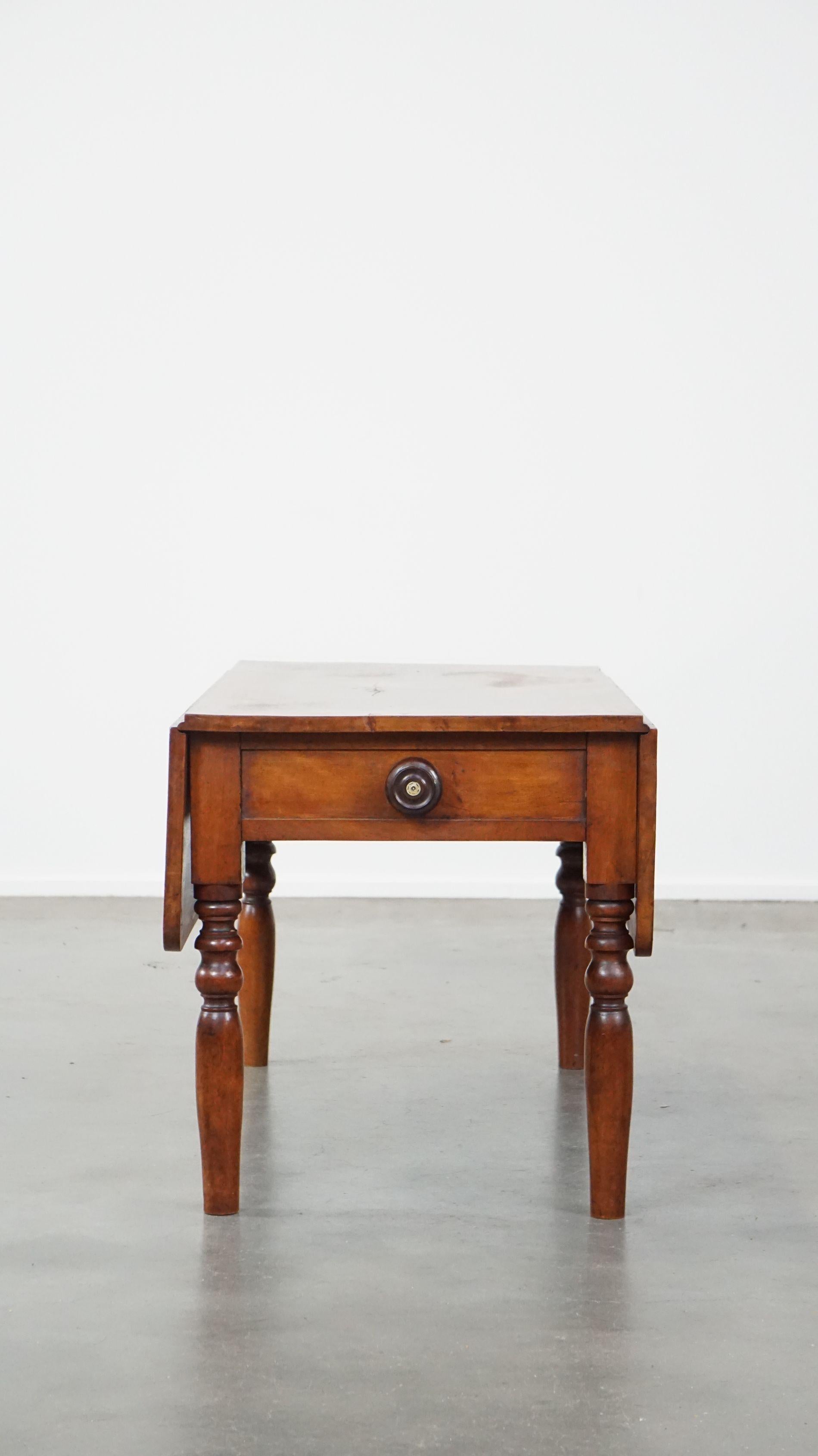 XIXe siècle Magnifique table basse ancienne à feuilles tombantes avec 1 tiroir et 2 feuilles pliantes en vente