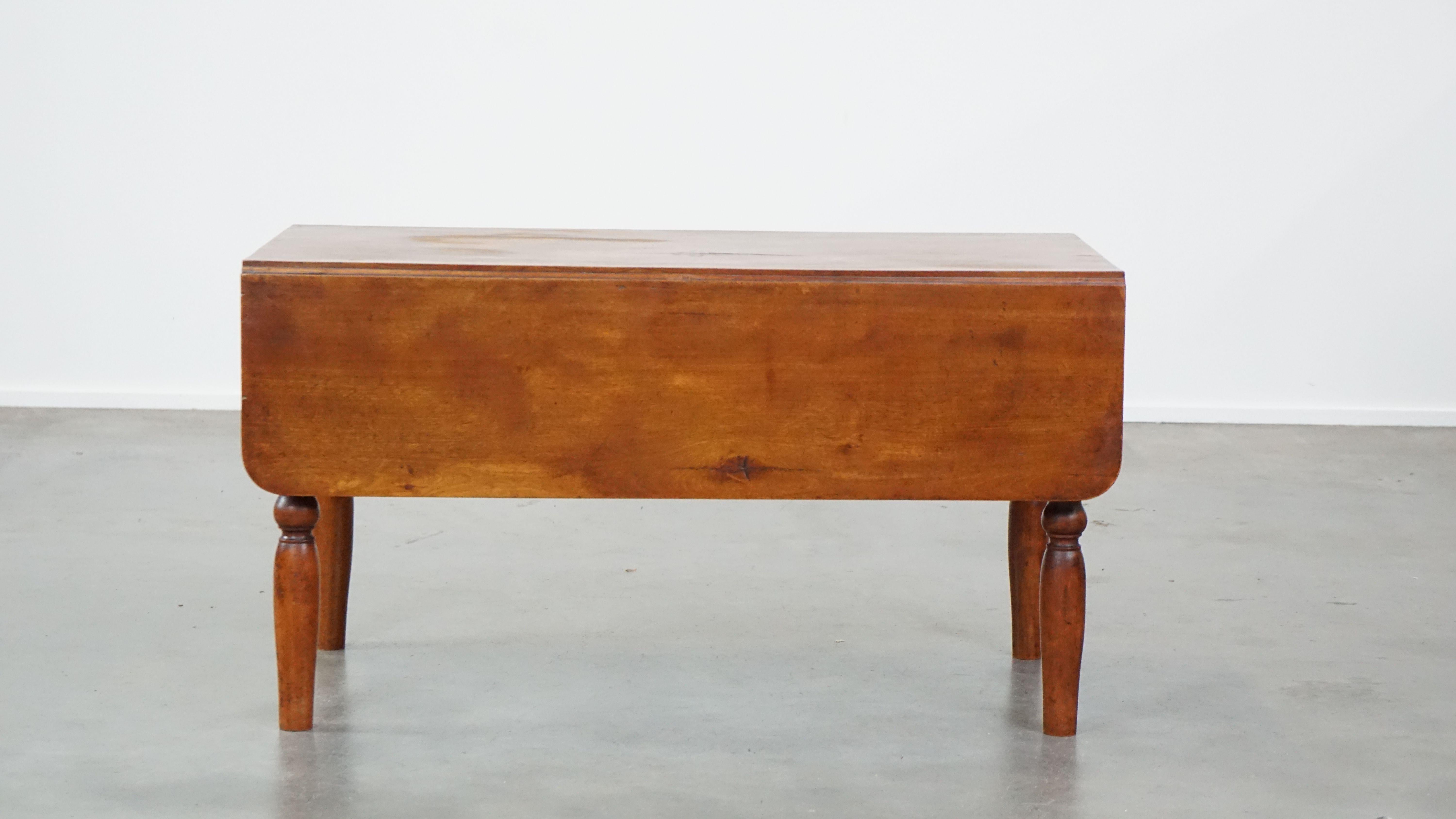 Bois Magnifique table basse ancienne à feuilles tombantes avec 1 tiroir et 2 feuilles pliantes en vente