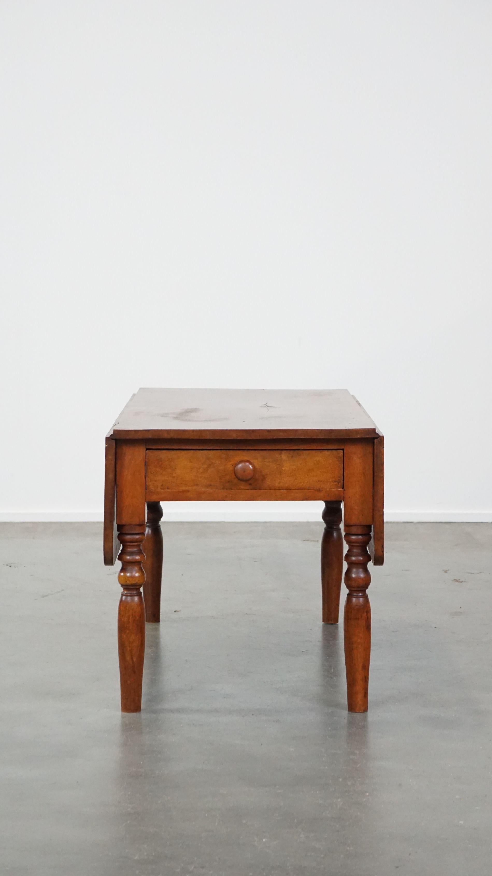 Magnifique table basse ancienne à feuilles tombantes avec 1 tiroir et 2 feuilles pliantes en vente 1