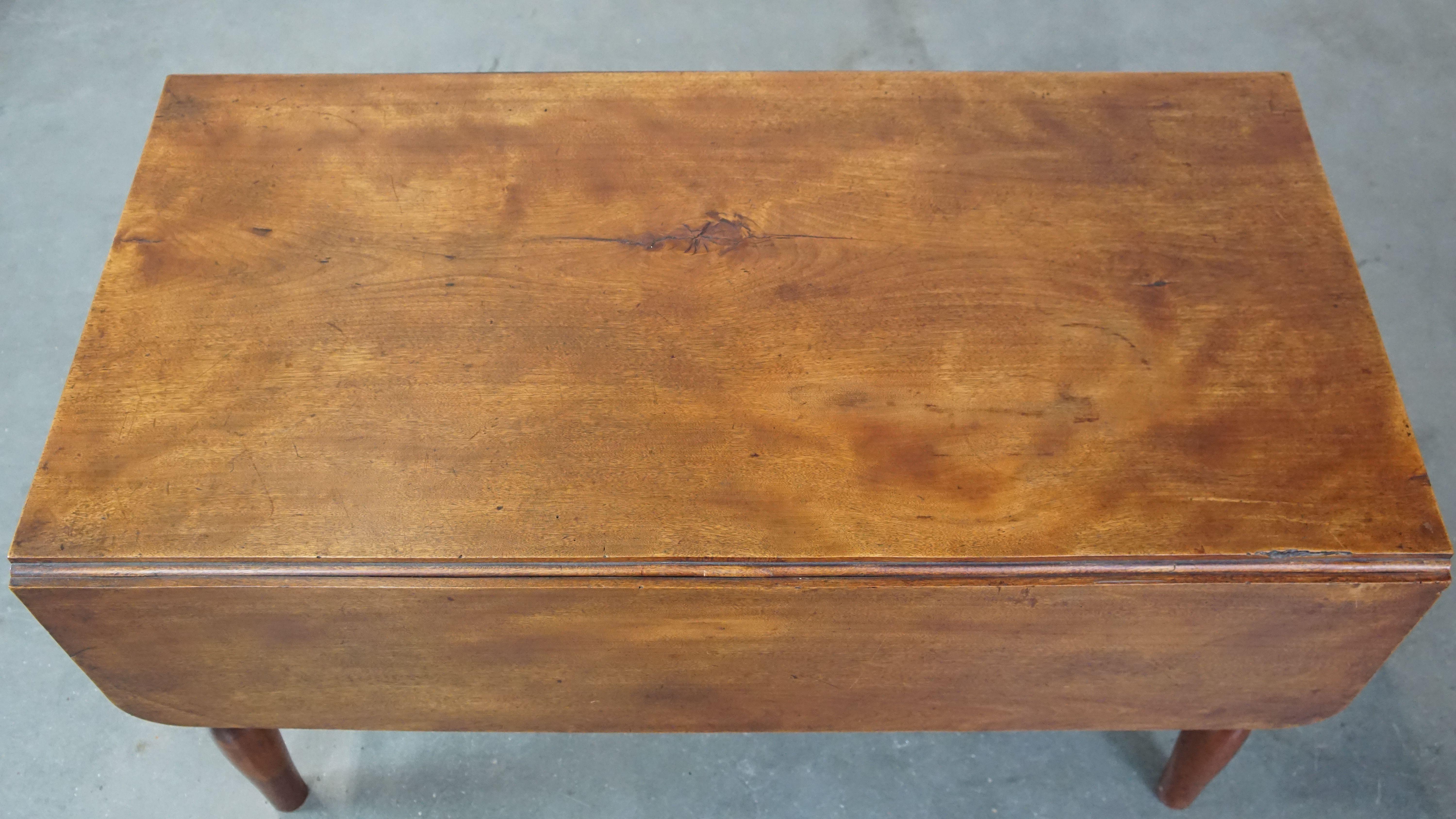 Magnifique table basse ancienne à feuilles tombantes avec 1 tiroir et 2 feuilles pliantes en vente 2