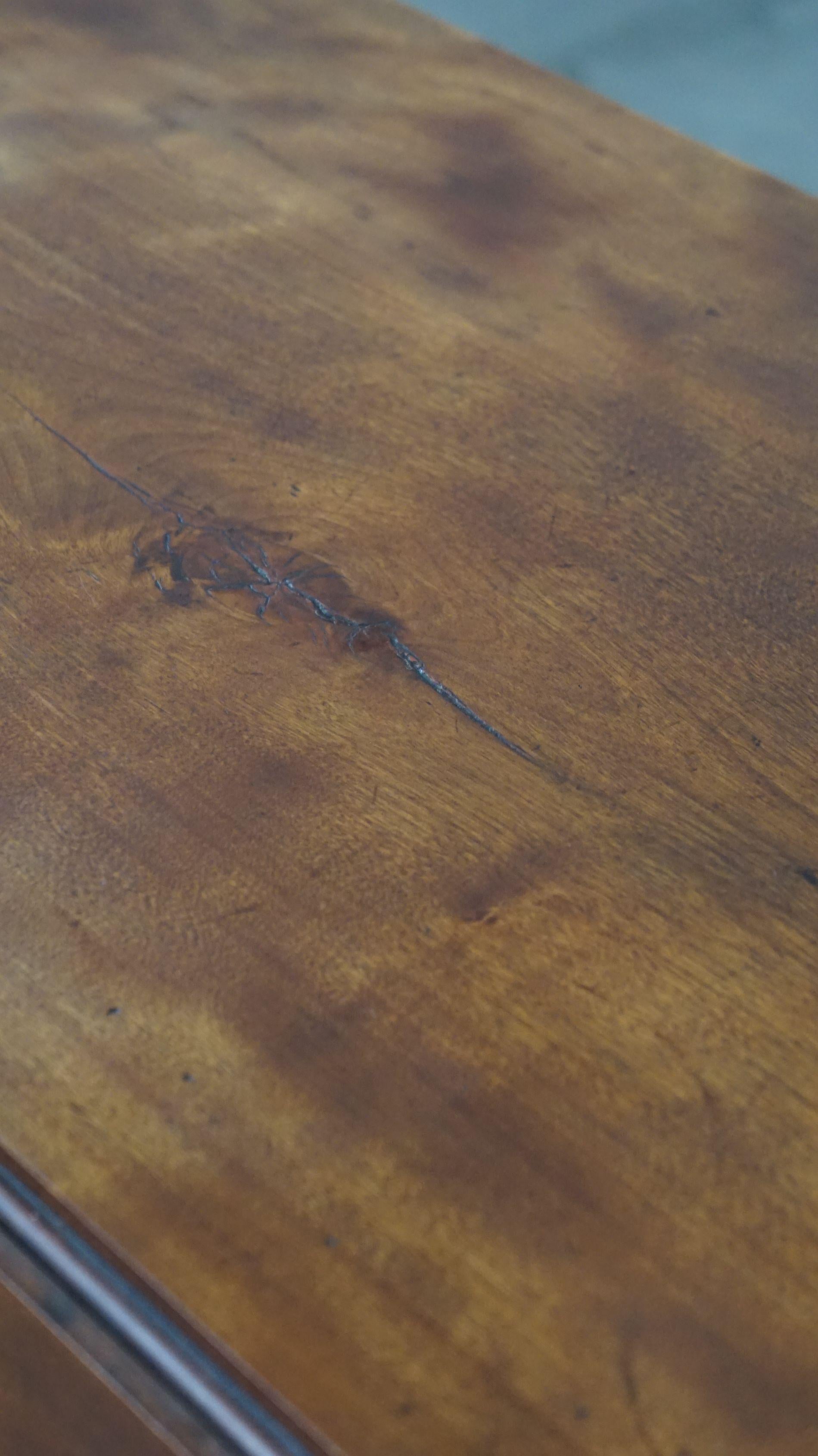 Magnifique table basse ancienne à feuilles tombantes avec 1 tiroir et 2 feuilles pliantes en vente 3