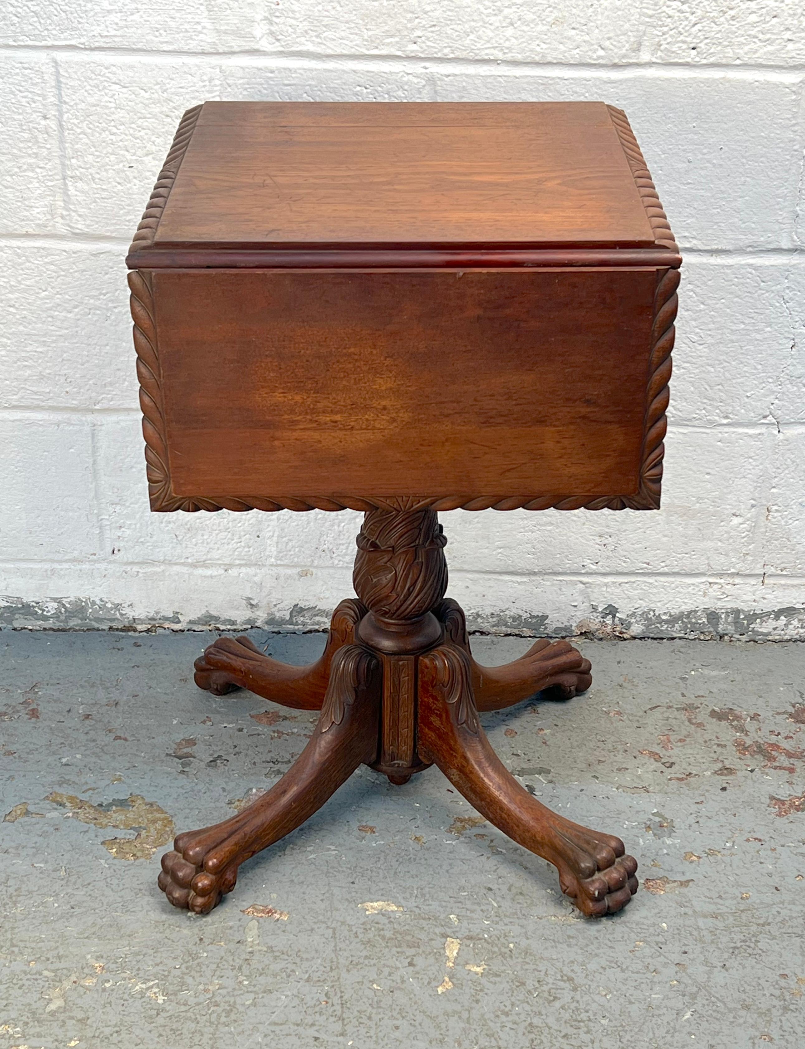 Beautiful Antique Drop-Leaf Sewing Table en vente 3
