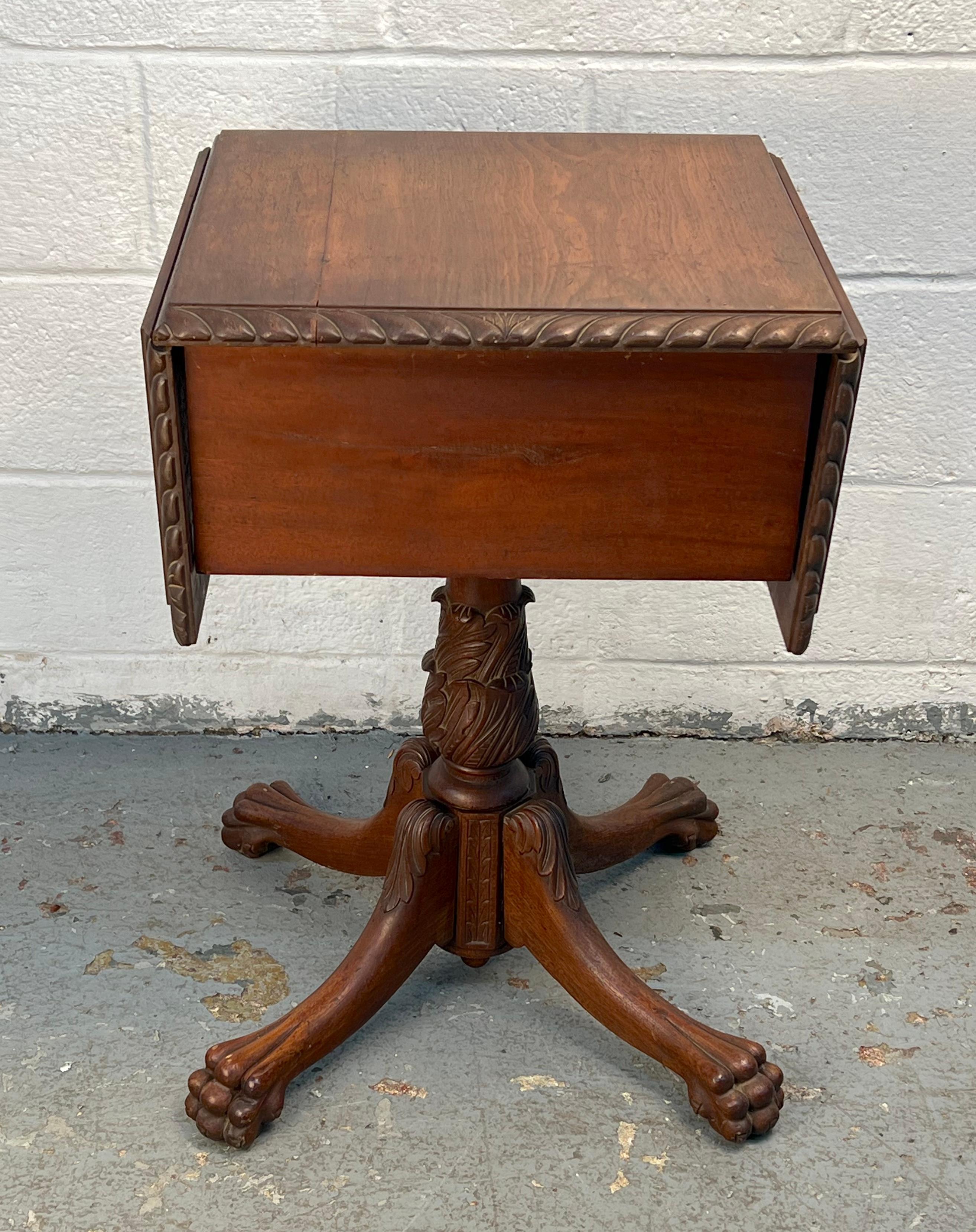 Beautiful Antique Drop-Leaf Sewing Table en vente 4