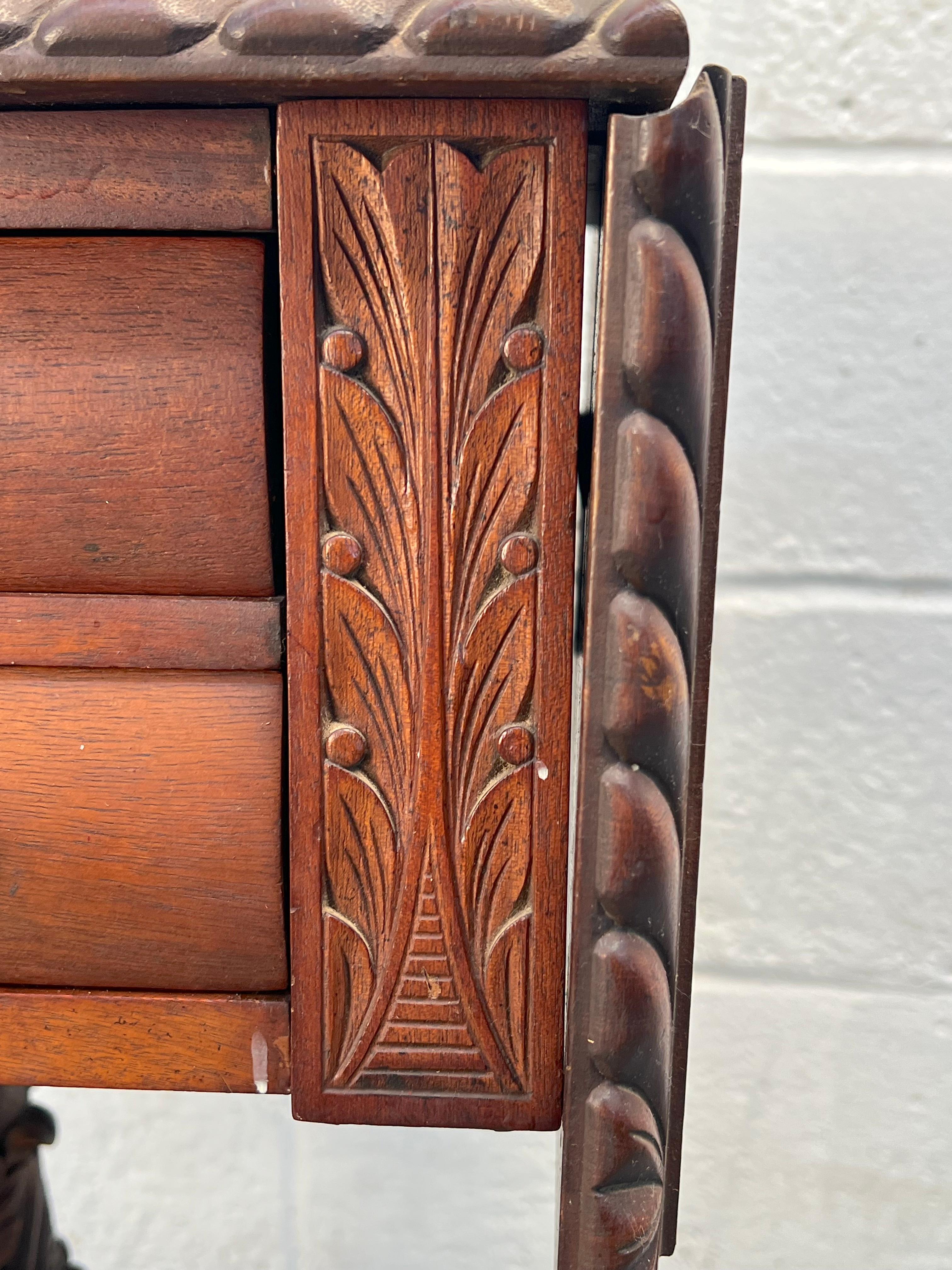 Beautiful Antique Drop-Leaf Sewing Table en vente 5