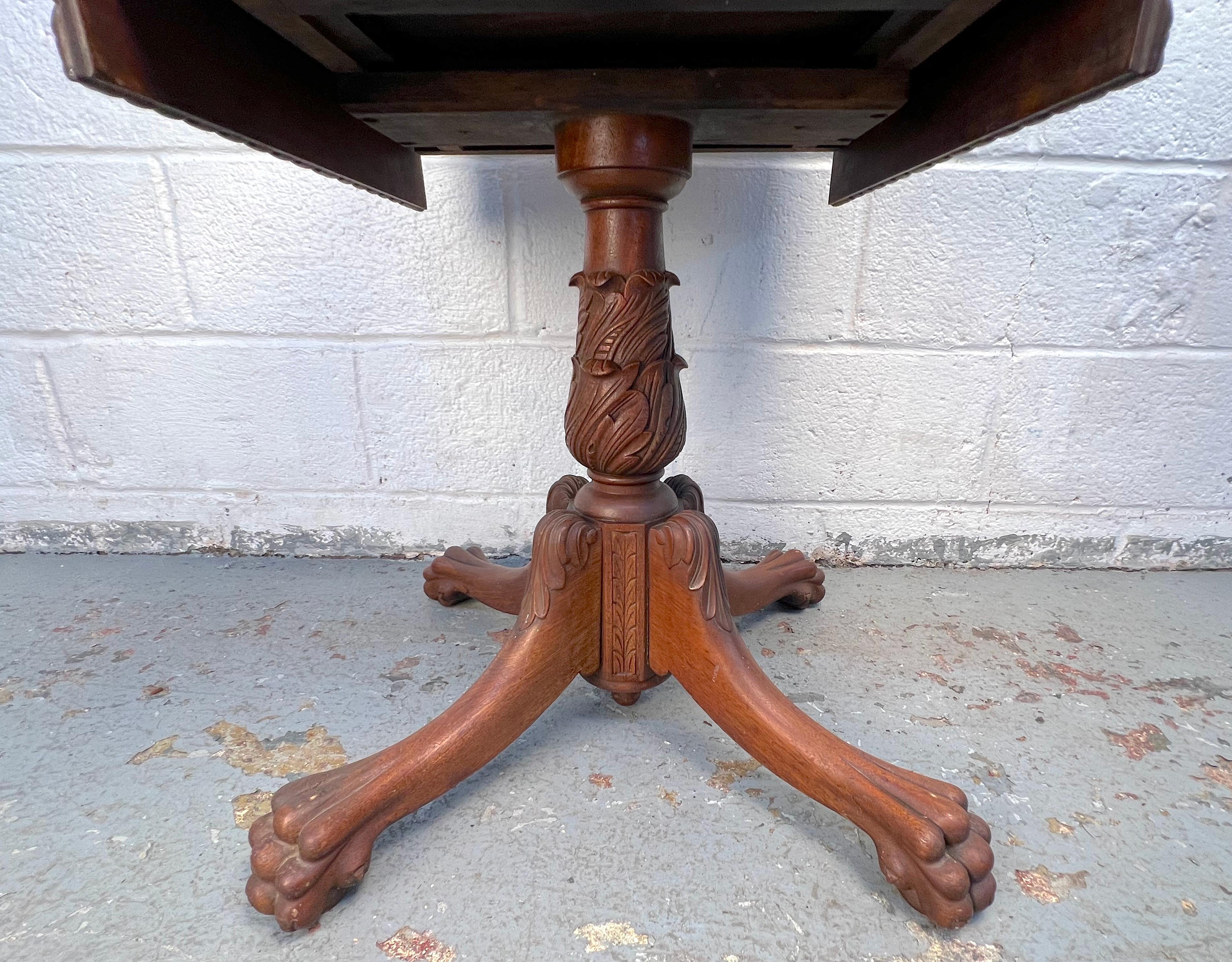 Beautiful Antique Drop-Leaf Sewing Table en vente 6