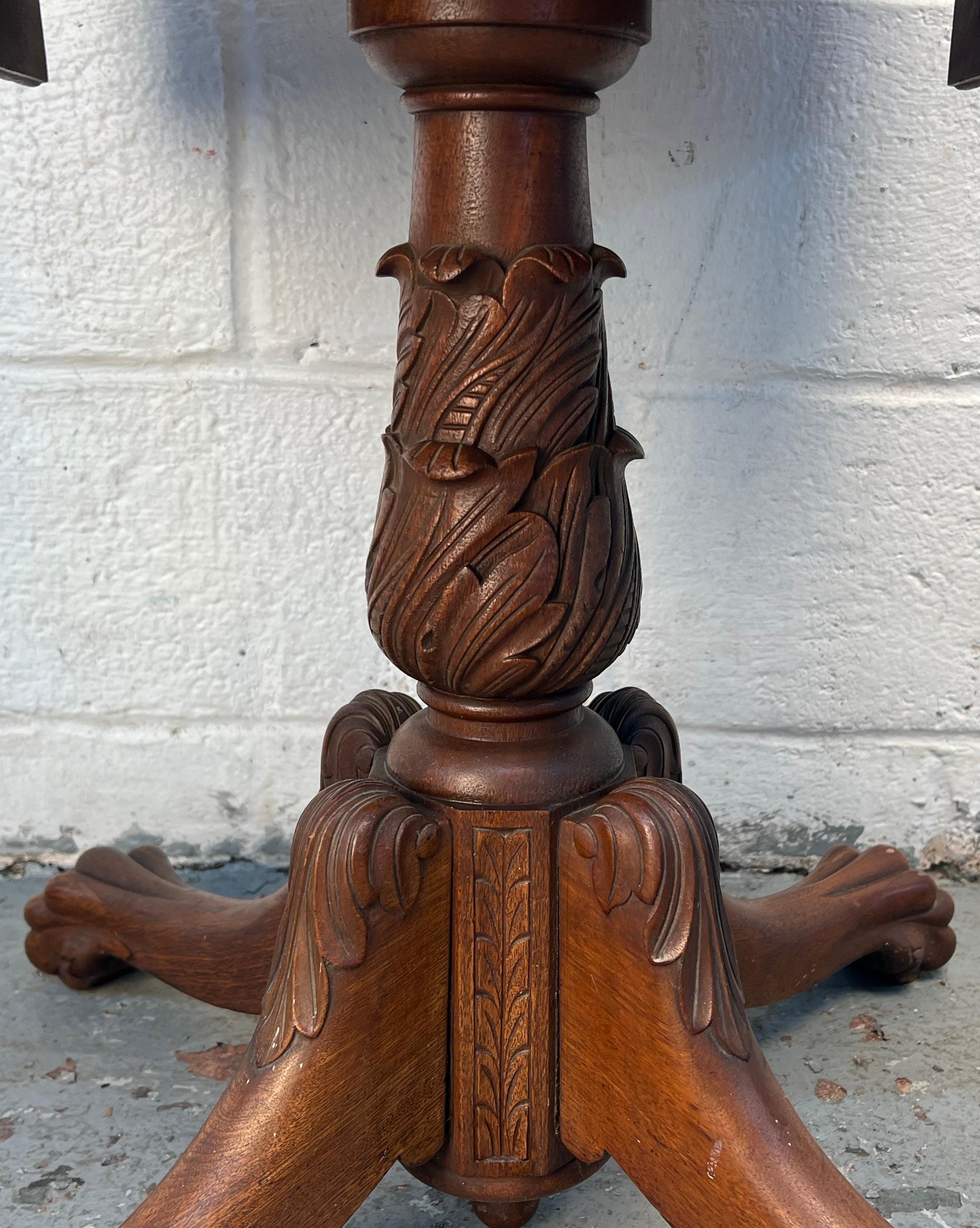 Beautiful Antique Drop-Leaf Sewing Table en vente 7