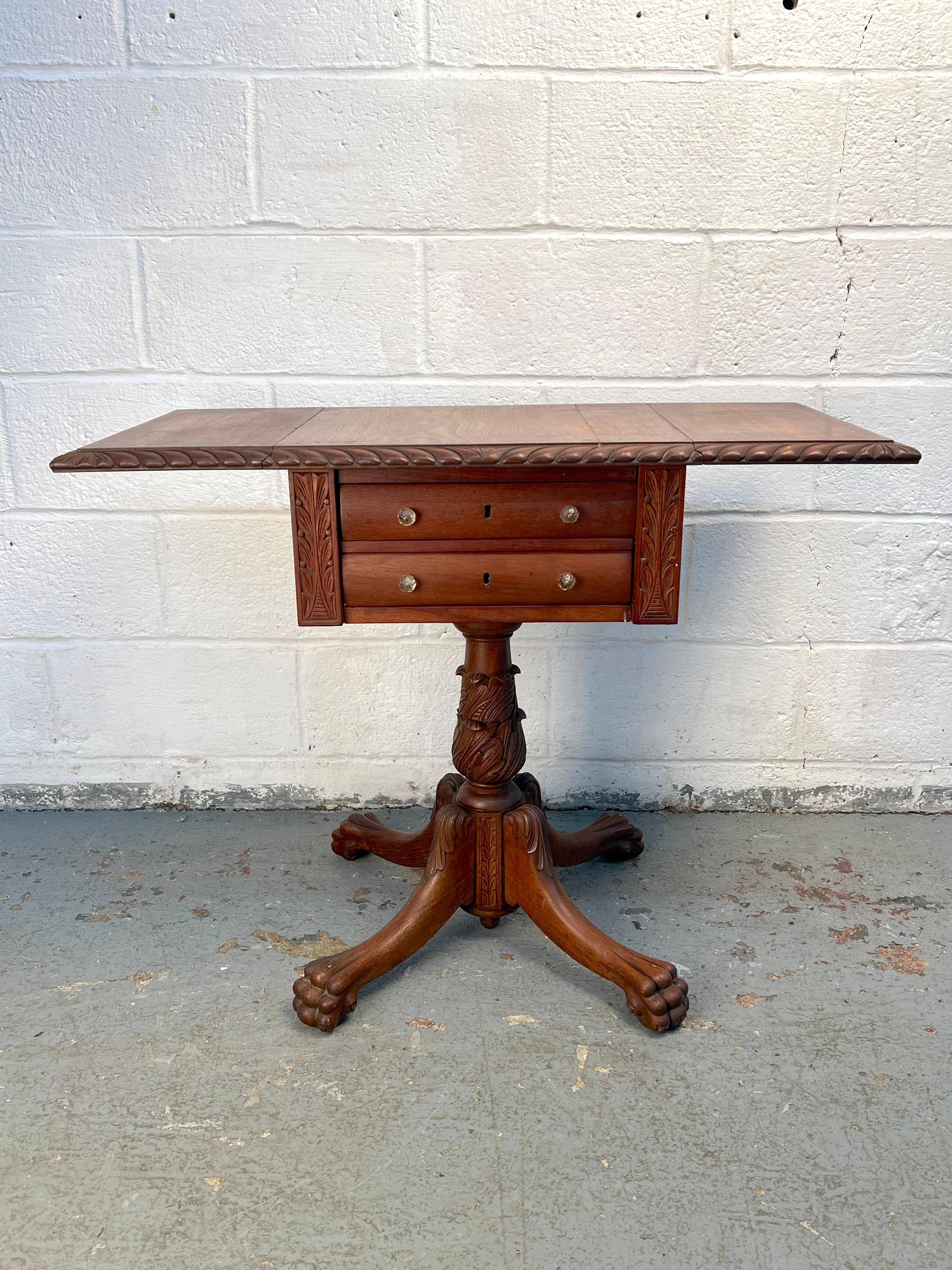 Beautiful Antique Drop-Leaf Sewing Table en vente 8